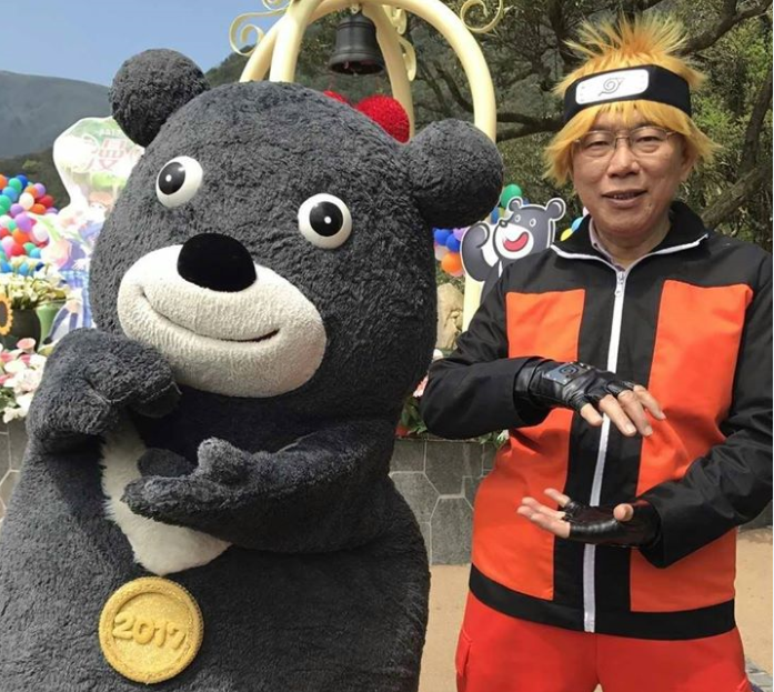 柯文哲於去年參加陽明山海芋節活動時，扮成《火影忍者》的主角漩渦鳴人。（圖：翻攝自台北市產業發展局粉絲專頁）