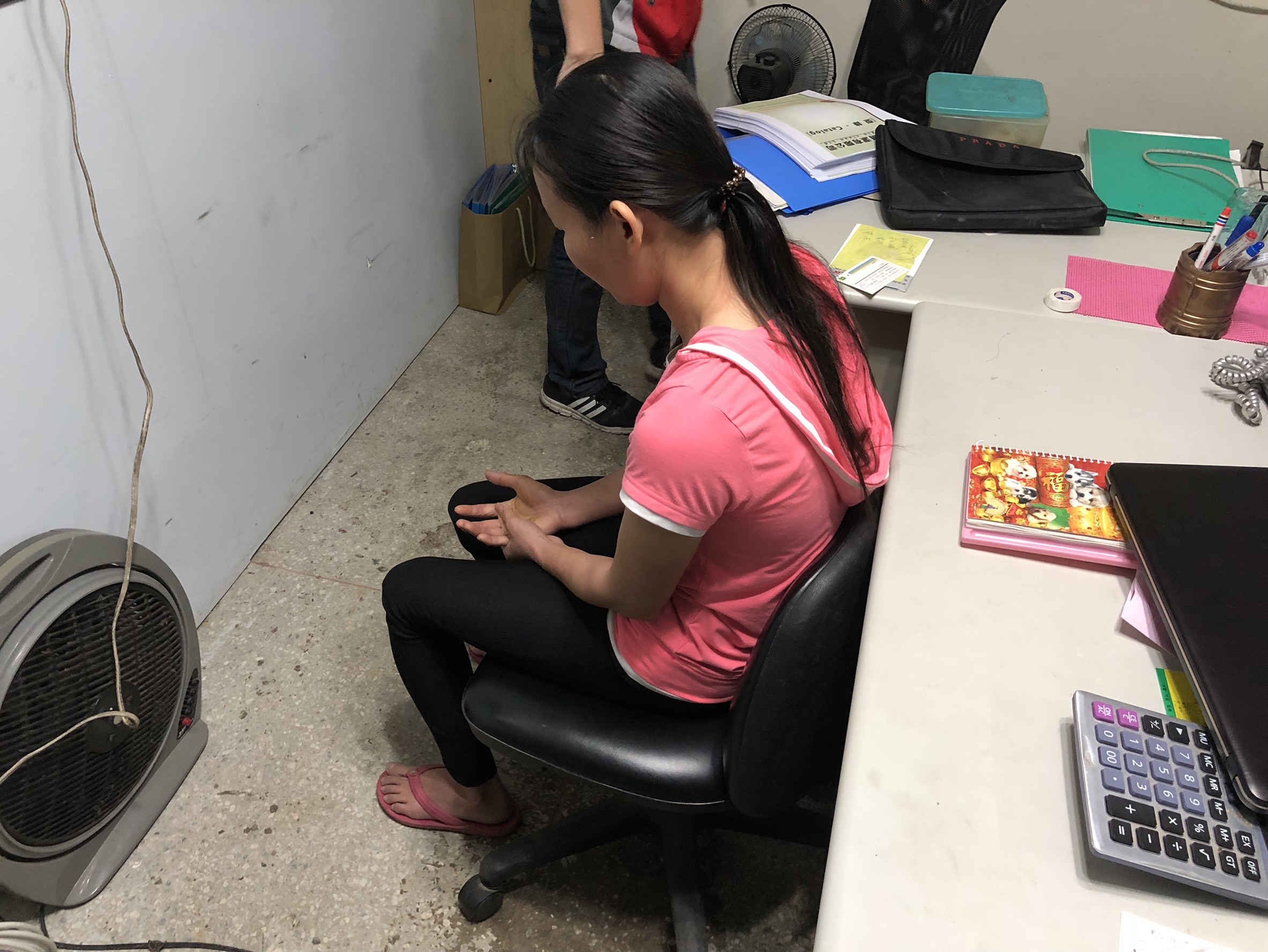 黃嫌以毒品控制逃逸外勞，更將女外勞當成自己的後宮。（新北市專勤隊提供）