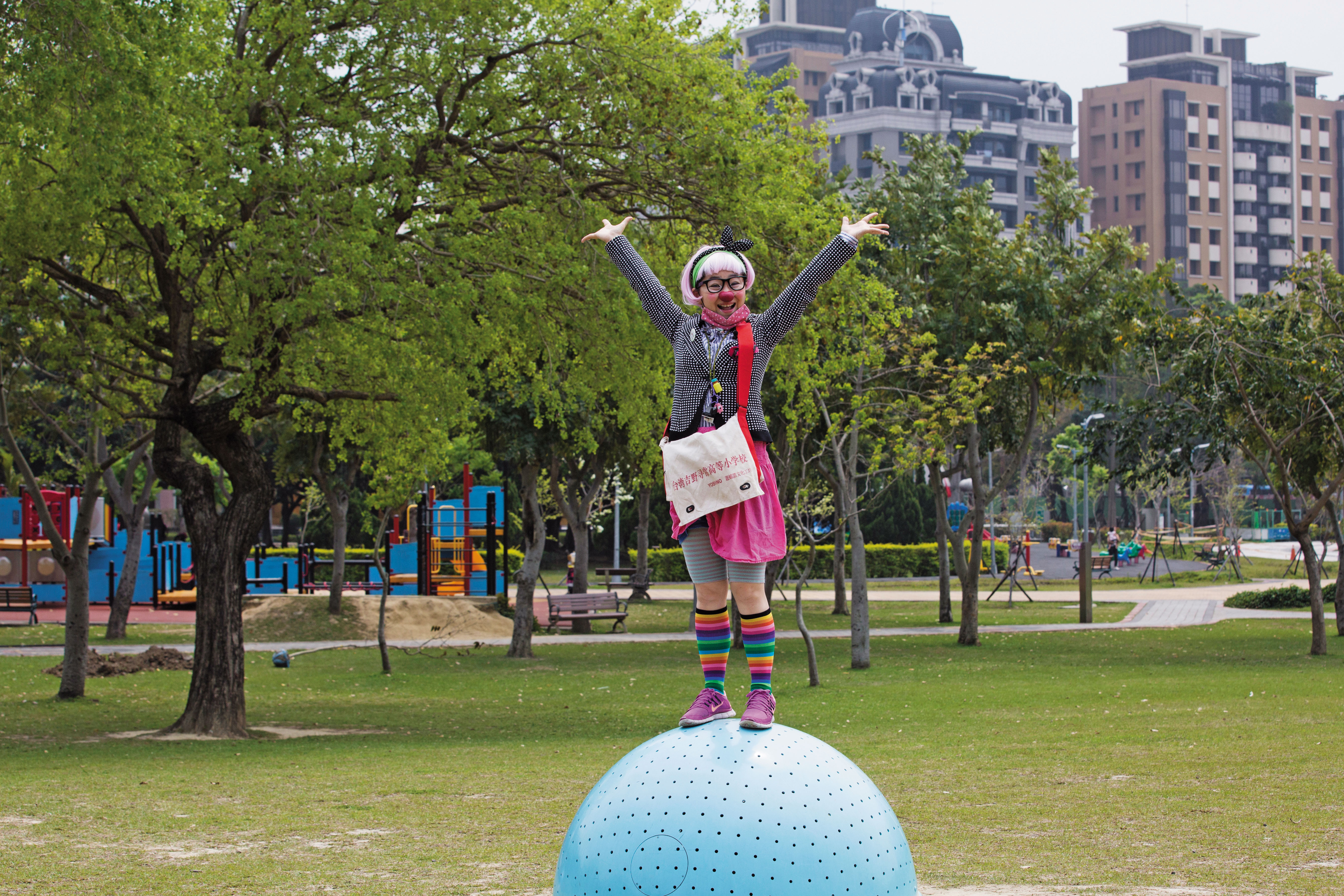 馬照琪與自己的小丑角色「叮咚」有極大落差，一換上小丑裝，整個人蹦蹦跳跳。
