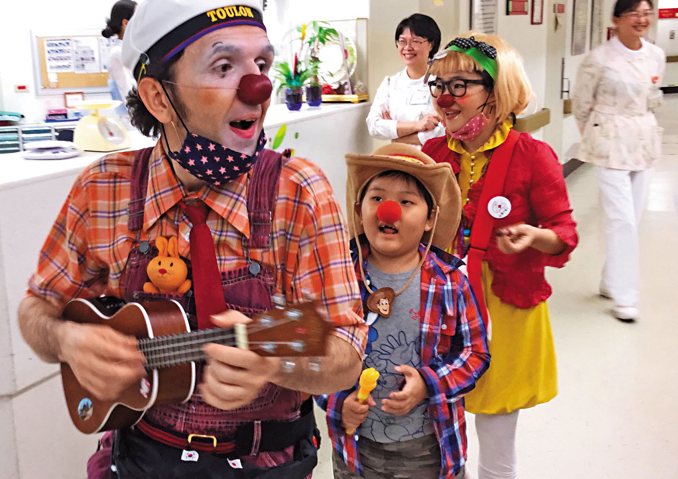 已離世的葉道瑝（左2）是馬照琪印象最深刻的病童，會自己裝扮成小丑，跟著小丑醫生一起表演。（紅鼻子關懷小丑協會、王侑萱提供）