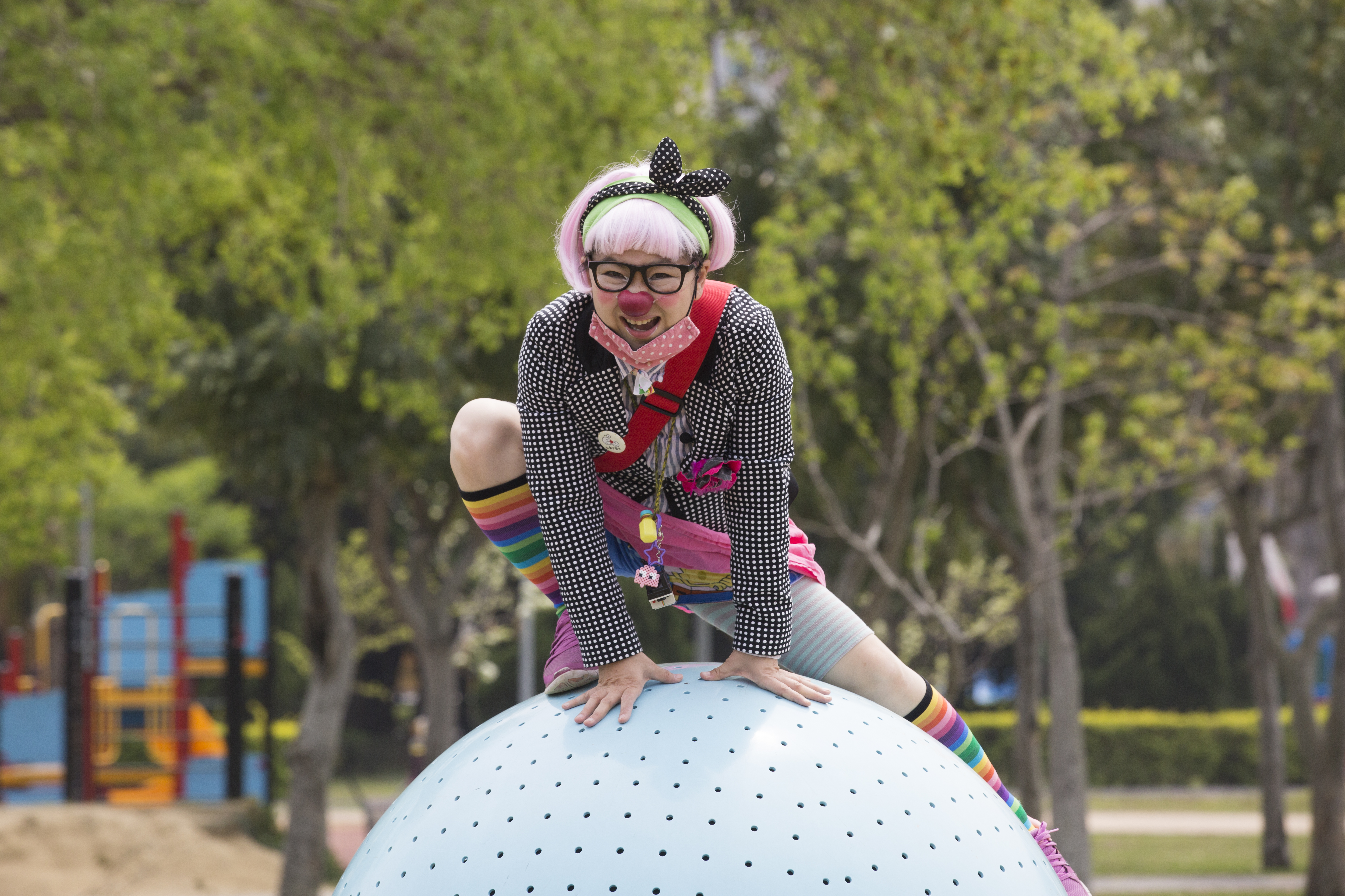 馬照琪的小丑叫「叮咚」，只要裝扮成叮咚，馬照琪就像是卸下所有武裝，毫不在乎自己出糗，但也因此感動觀眾。