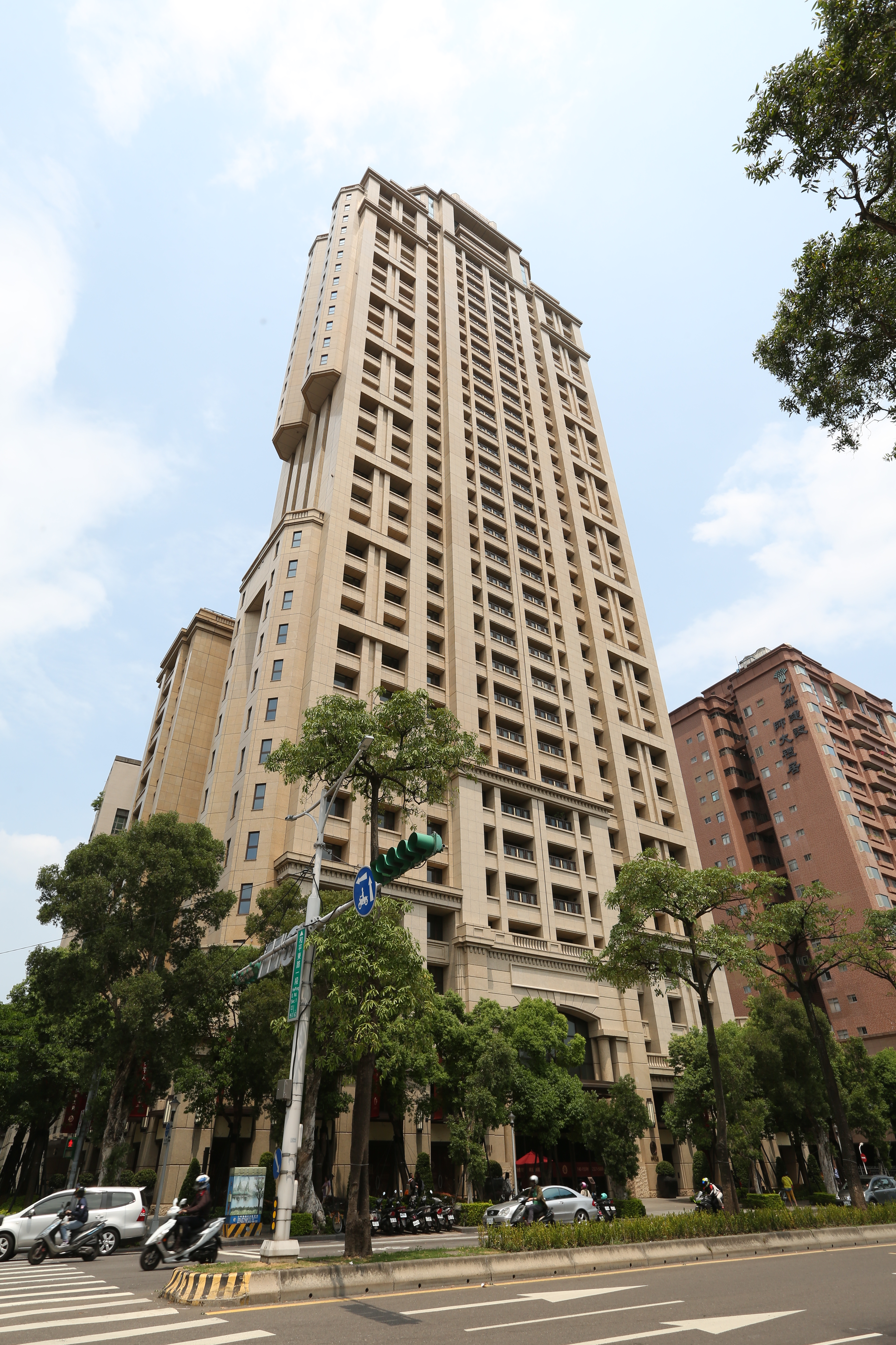林敏雄從元利建設起家，「遠企中心」「凱悅飯店」「震旦大樓」等知名建案都由元利承攬。