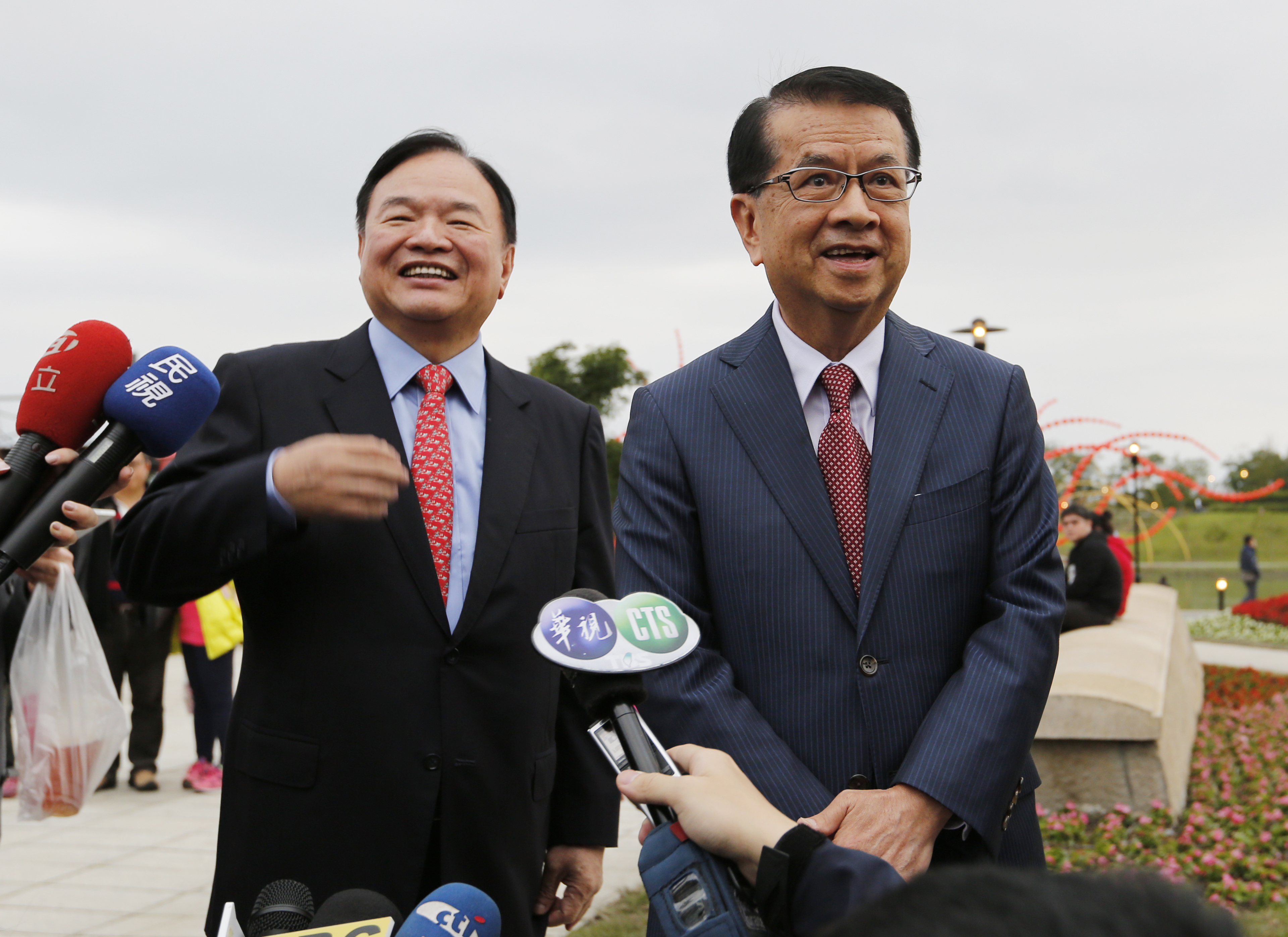 以徐重仁（右）為首的「小七幫」，成功改變全聯形象、讓門市有新面貌。