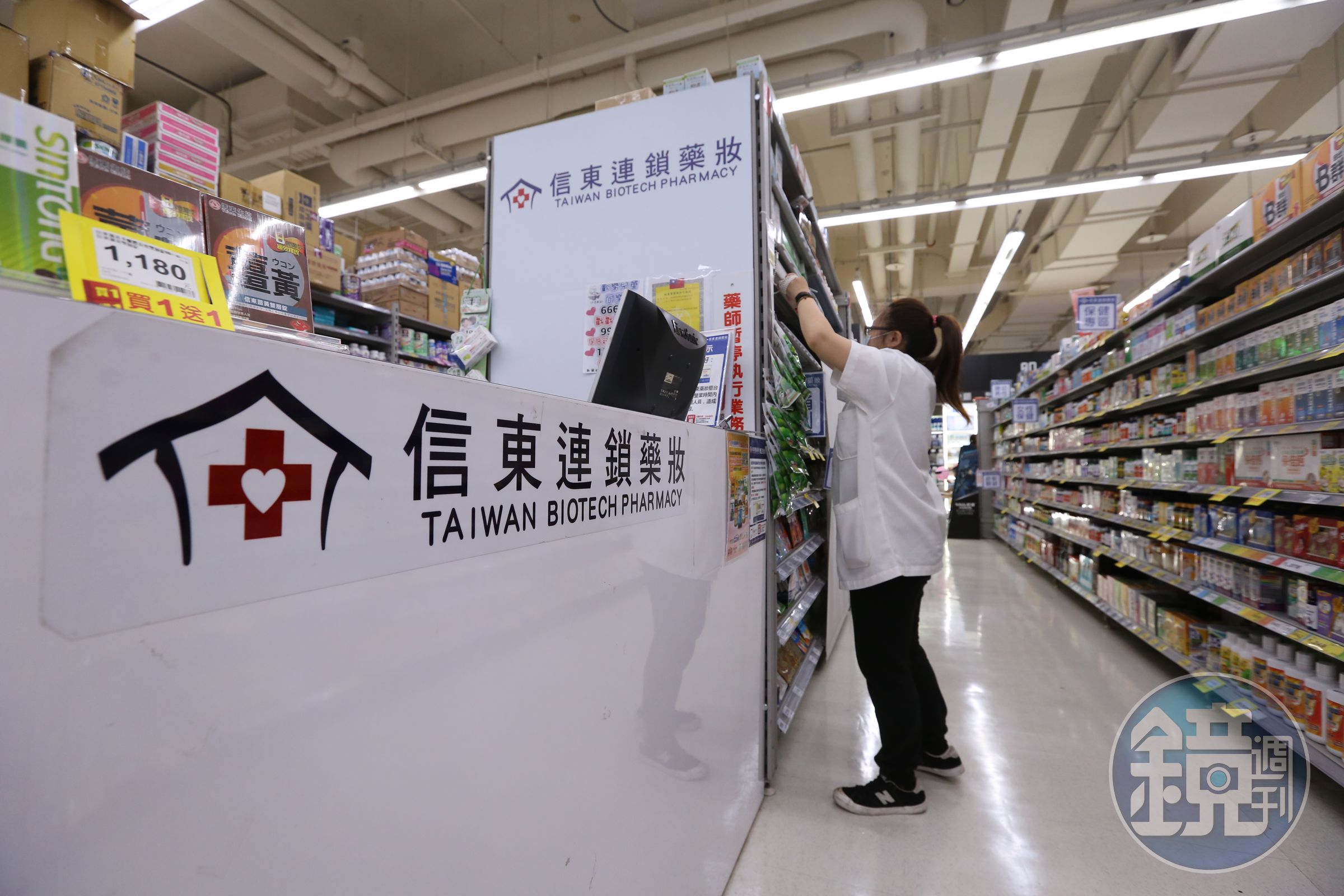包括家樂福、全家都早先全聯一步，在門市內設藥局店中店。