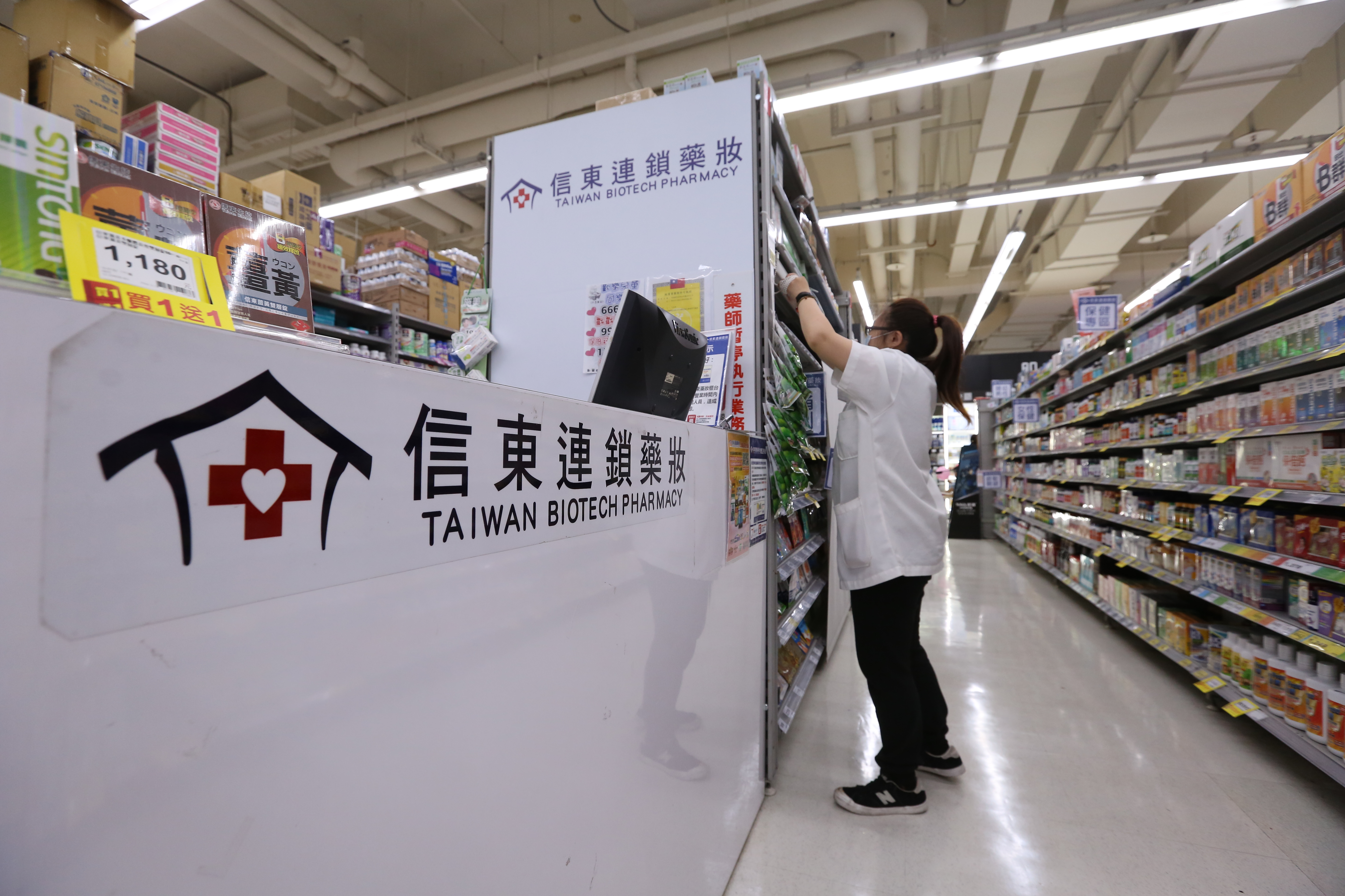 包括家樂福、全家都早先全聯一步，在門市內設藥局店中店。