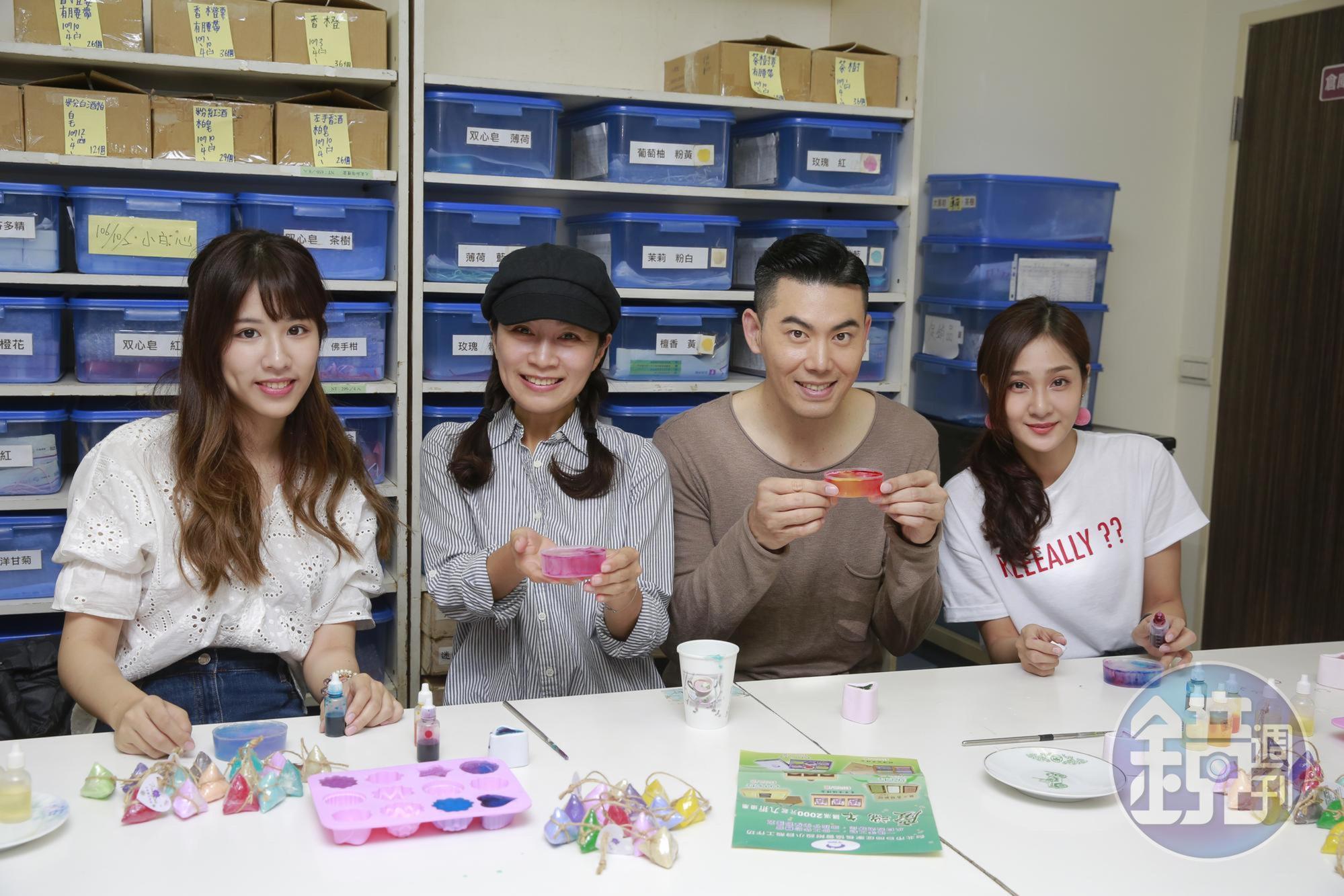 方文琳(左2)、余秉諺(右2)、于齊優(左1)及邱子芯一起為公益做手工香皂。