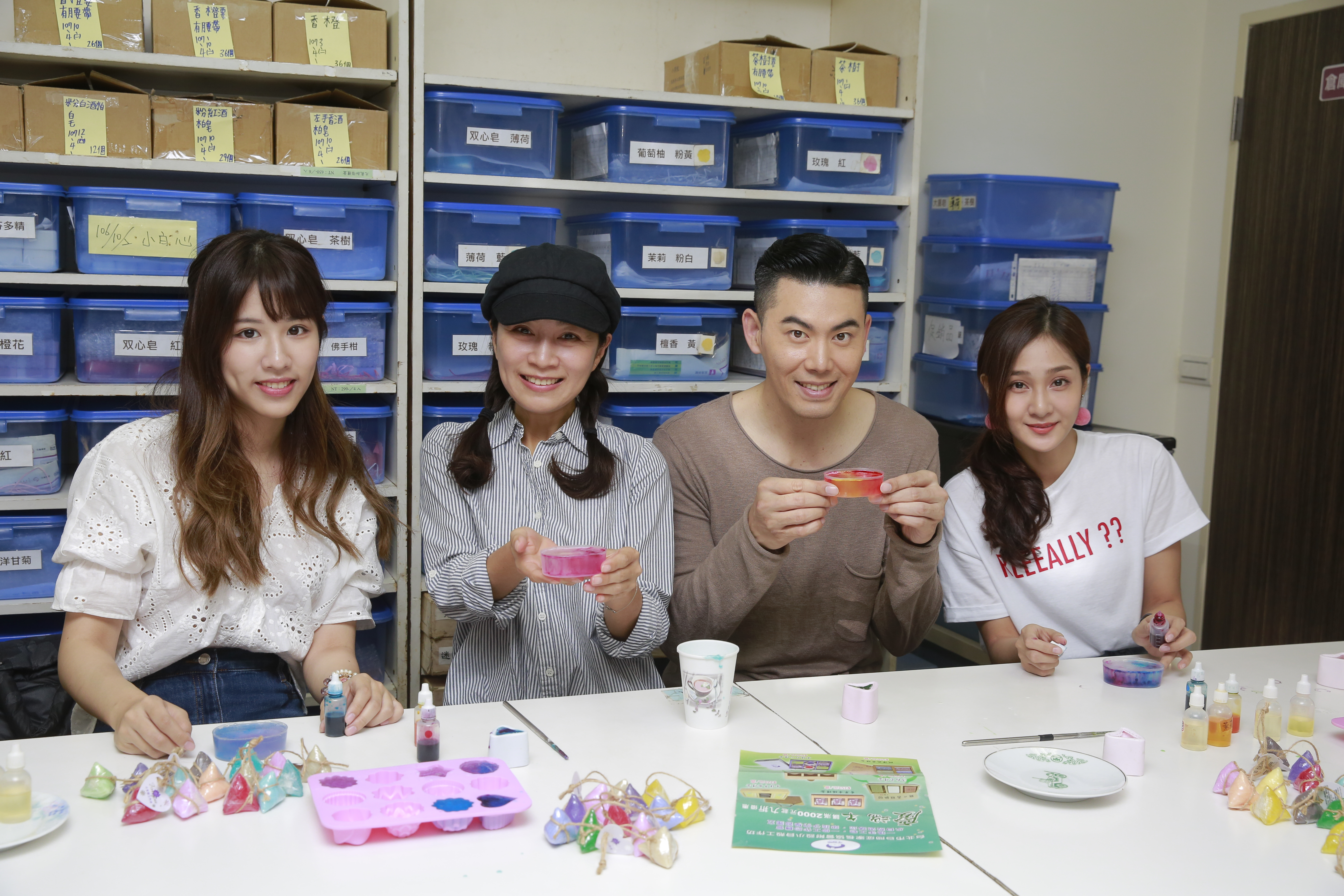 方文琳（左2）、余秉諺（右2）、于齊優（左1）及邱子芯一起為公益做手工香皂。