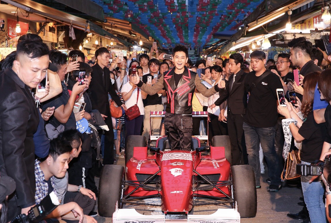 林志穎在四平商圈舉辦新輯《我的驕傲》簽唱會，粉絲擠爆現場。