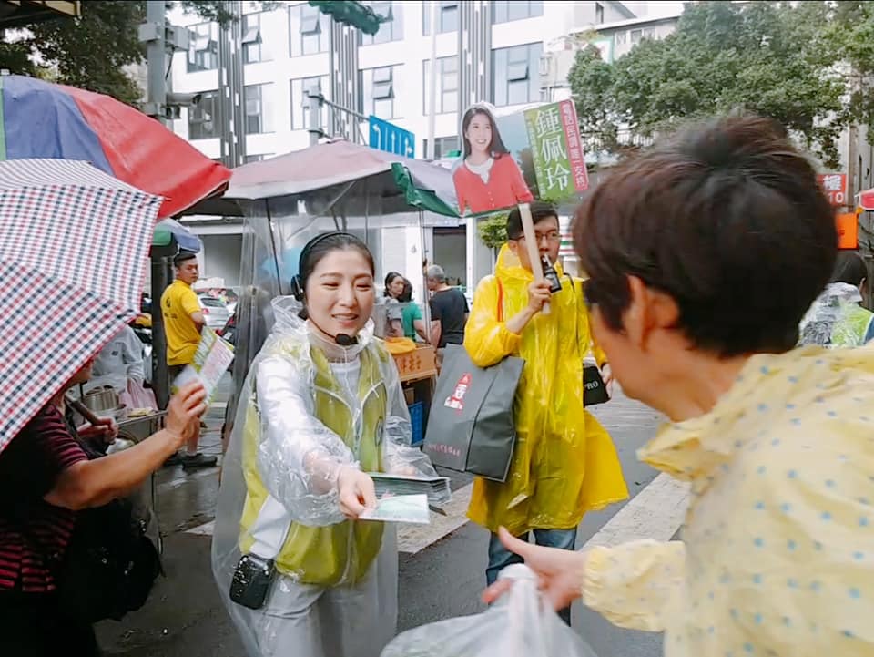 剛從民進黨初選過關的前主播鍾佩玲，也是初次參選士林北投議員的新人。（翻攝鍾佩玲臉書）