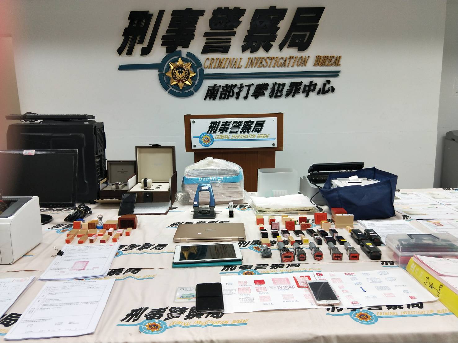 刑事局南打中心查獲一個保險黃牛集團，起出偽造診斷證明等證物。（刑事局提供）