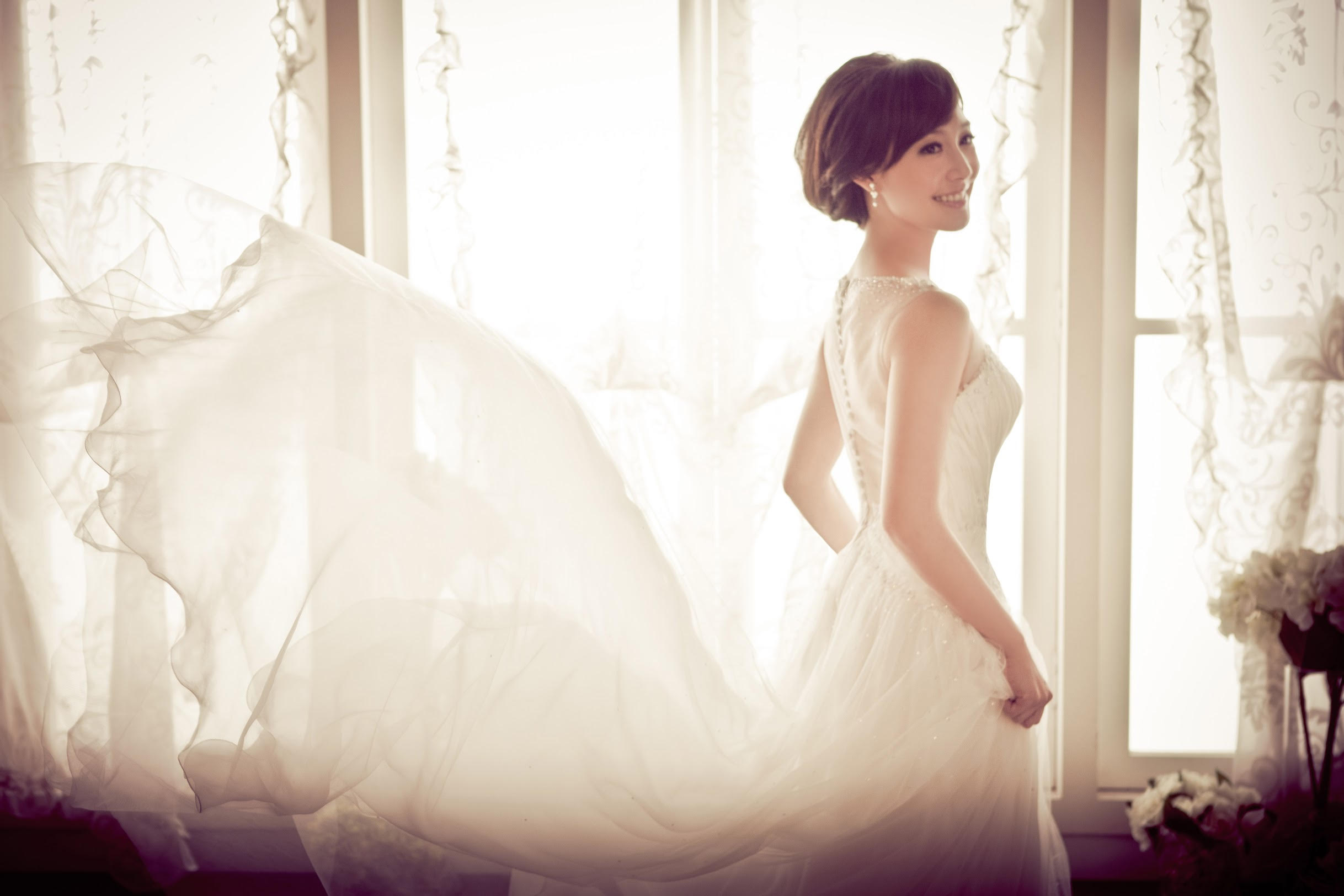 吳宇舒甜美的回眸笑容融化人心。（LinLi Boutique提供）