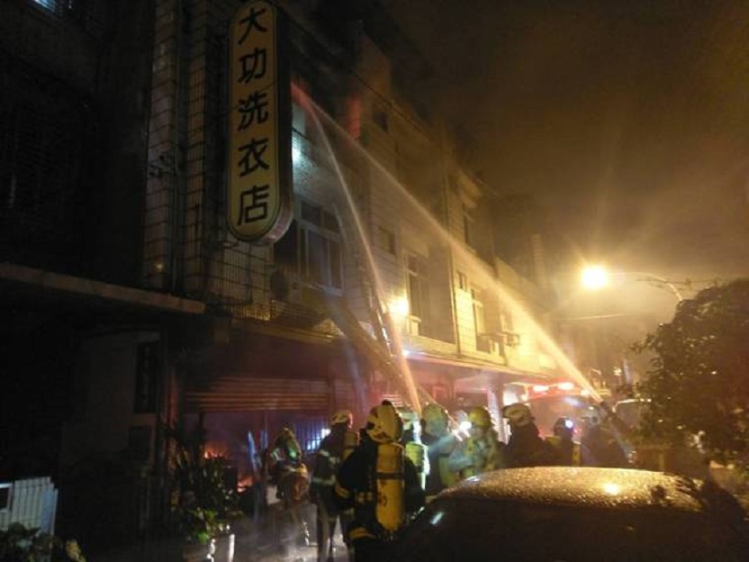 火勢延燒三樓，消防局往上拼命噴水灌救。（消防局提供）