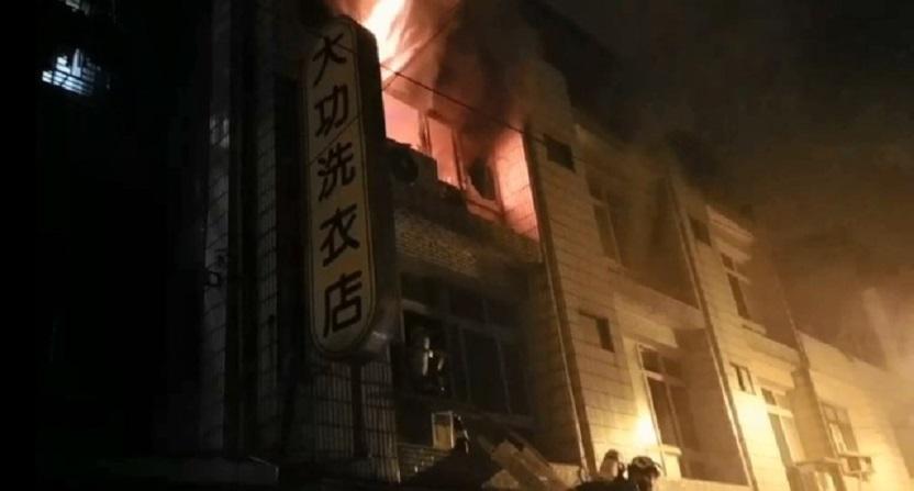 烈焰從三樓窗戶竄出，暗夜中觸目心驚。（消防局提供）