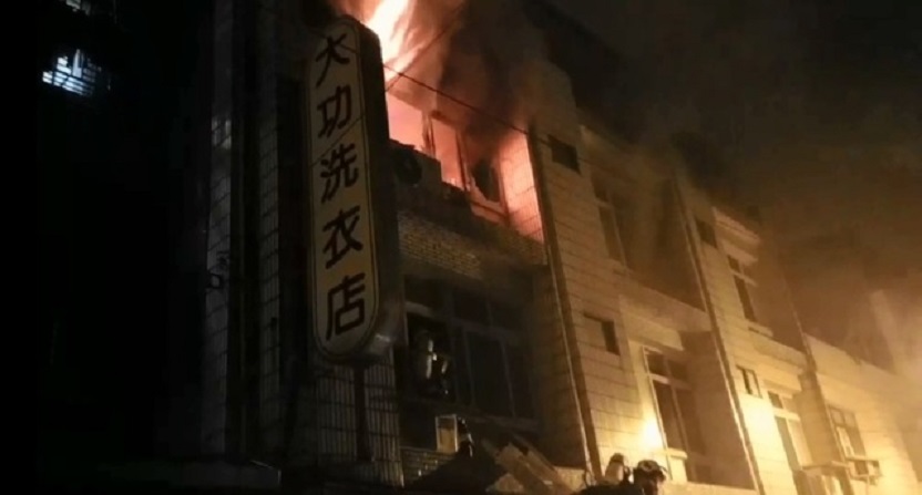 烈焰從三樓窗戶竄出,暗夜中觸目心驚。(消防局提供)