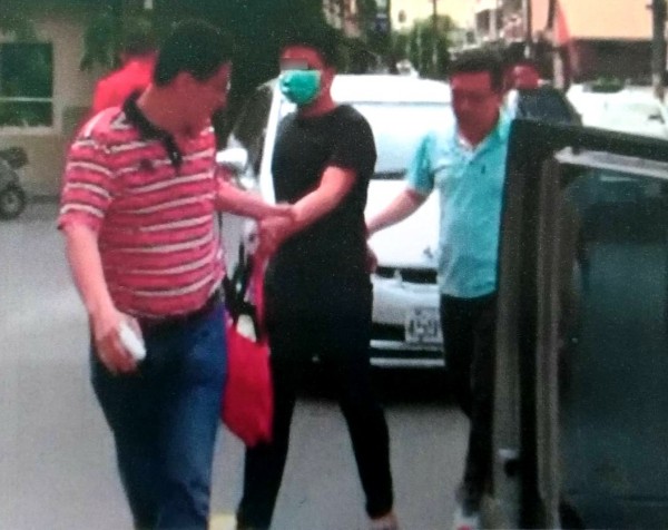 林姓大學生（圖中）於草屯被捕，他宣稱是「義務」幫朋友的忙。（警方提供）