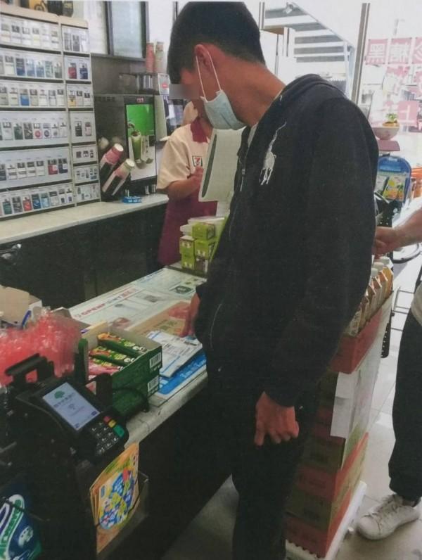 張男到超商取包裹時被捕，他向父親宣稱想要找自由一點的工作。（警方提供）