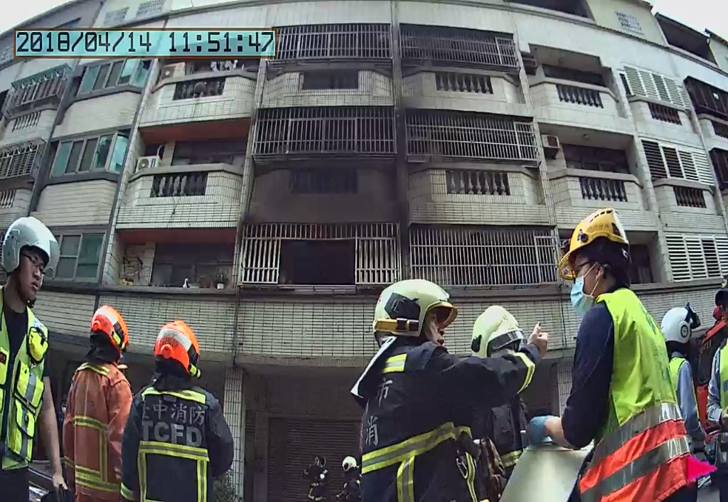 消防人員在20分鐘之內撲滅2樓大火。(消防局提供)