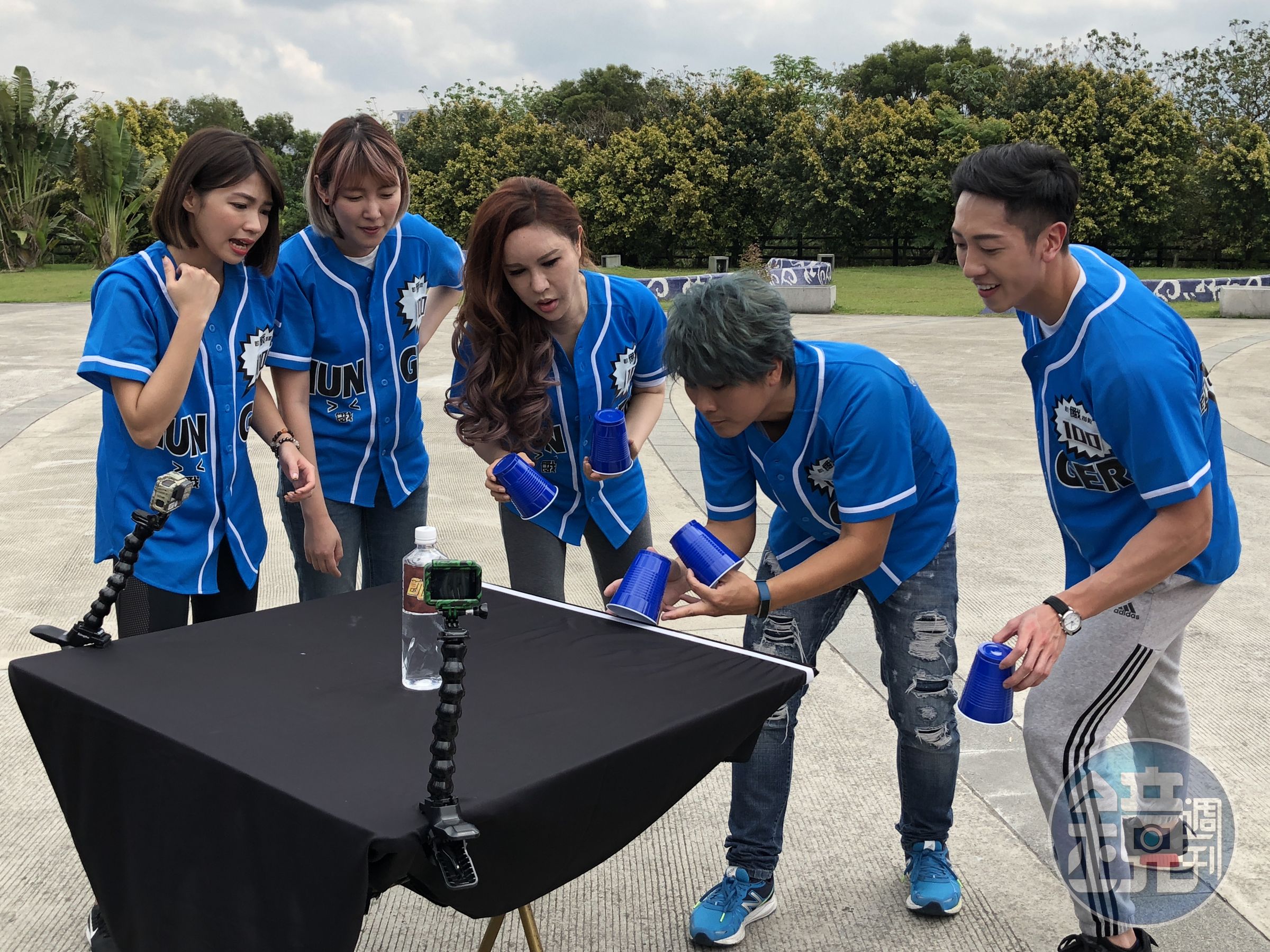 《飢餓遊戲》首集邀請利菁、張哲瑋、李懿、曾智希、姚蜜、劭俐妍和主持人孫協志、王仁甫、許孟哲到新北市的三峽出外景。（中視提供）