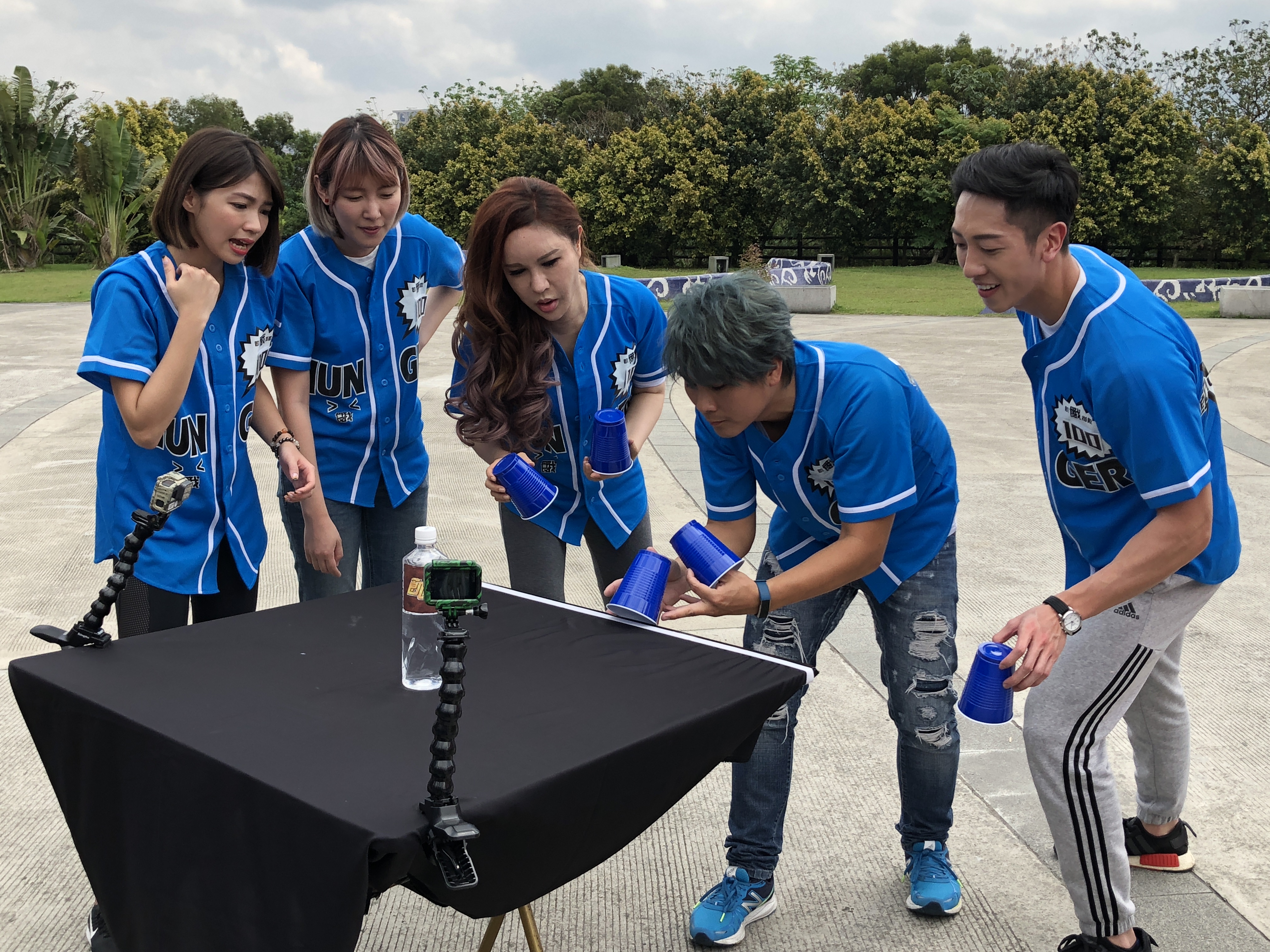 《飢餓遊戲》首集邀請利菁、張哲瑋、李懿、曾智希、姚蜜、劭俐妍和主持人孫協志、王仁甫、許孟哲到新北市的三峽出外景。（中視提供）
