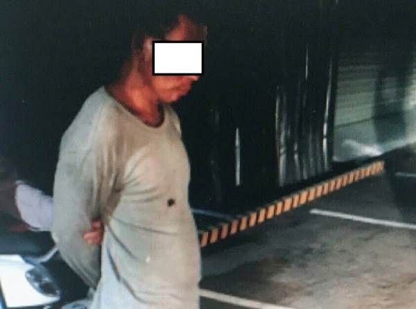 警方逮捕揪毒友團購的陳嫌，當時他在車內講電話，渾然不知警方包抄。（警方提供）