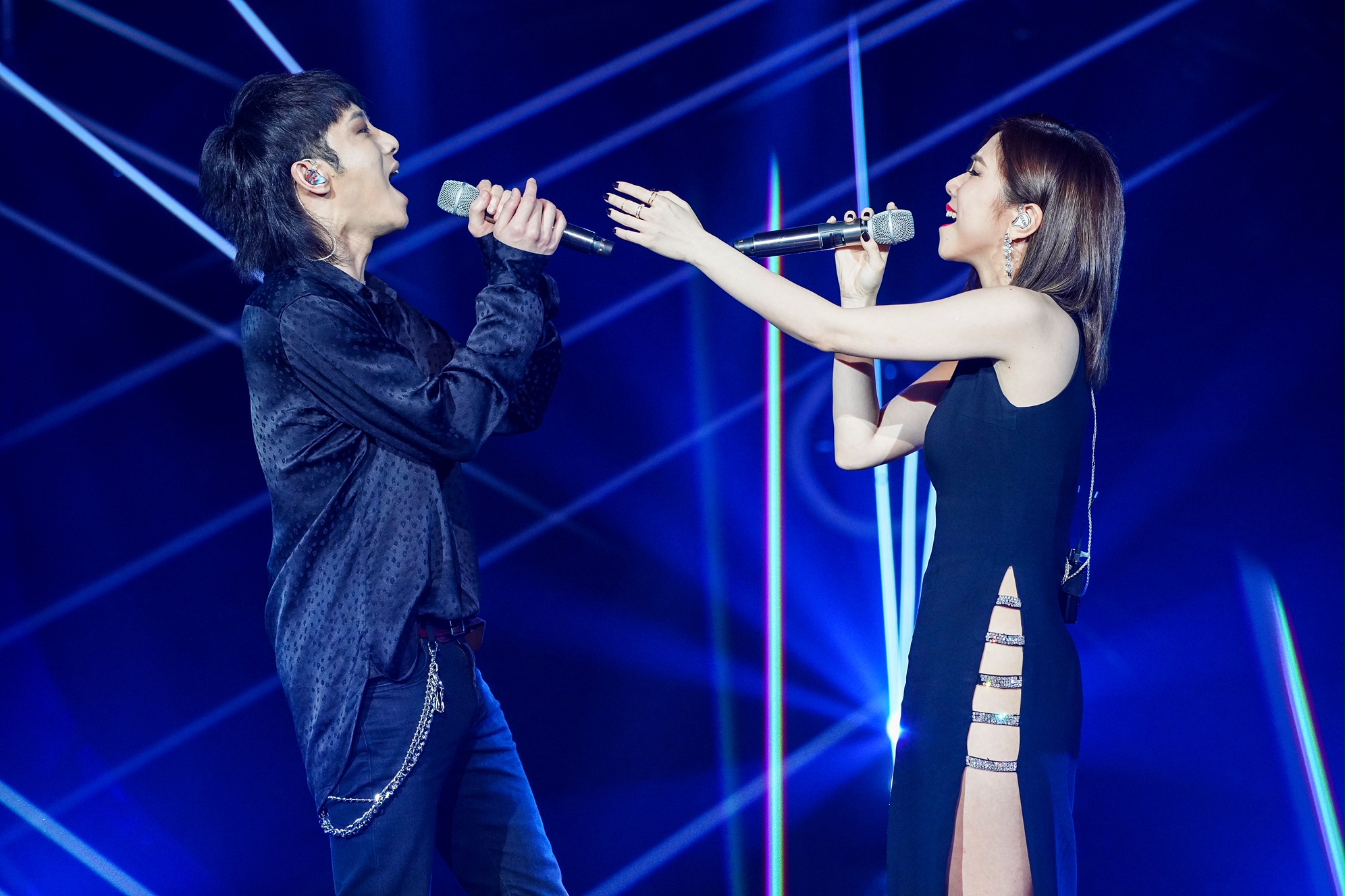 華晨宇與鄧紫棋合唱改編版的歌曲《光年之外》，並以高衩禮服性感現身。（蜂鳥音樂提供）