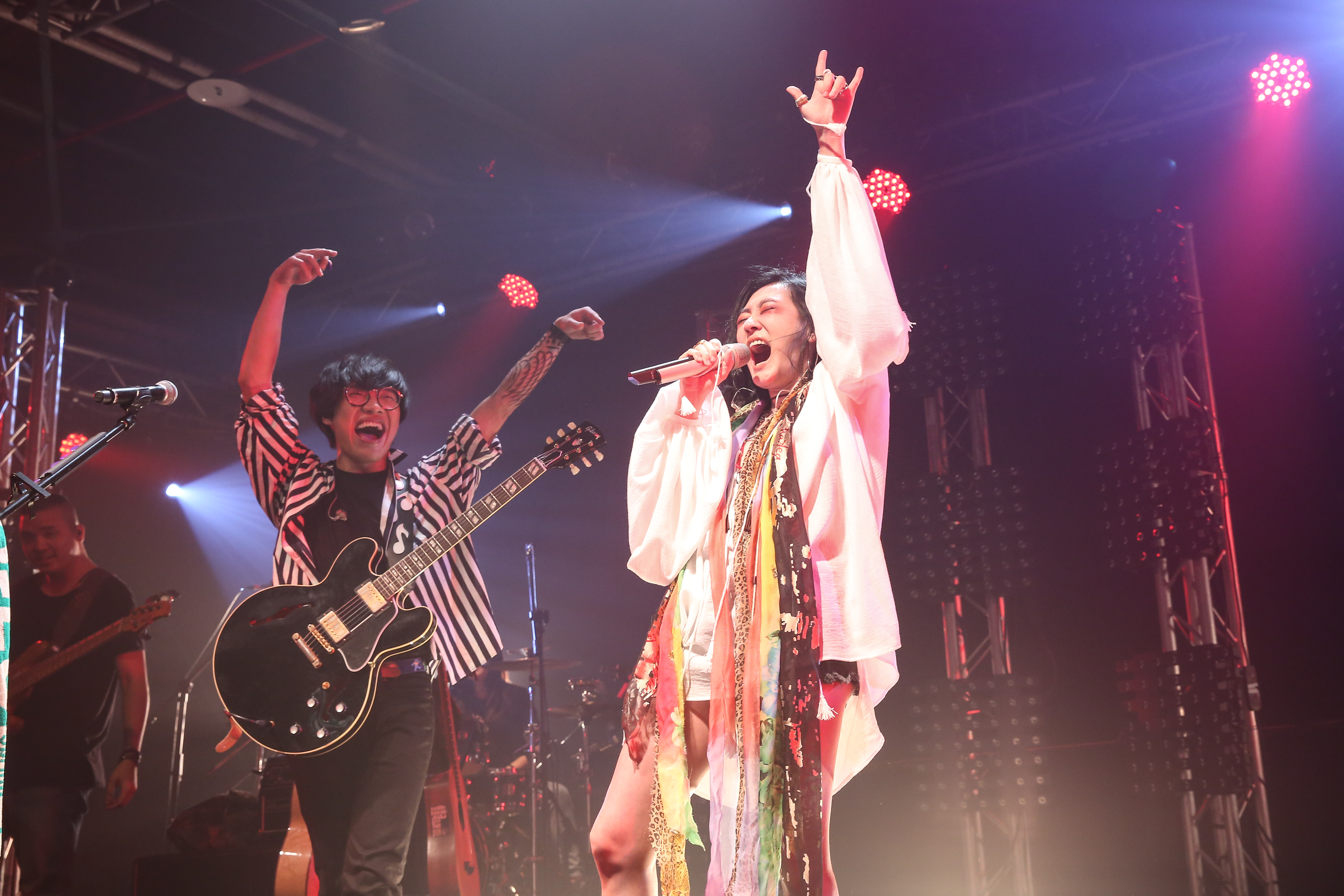 愛在台上展現歌藝的小S，的確很high。