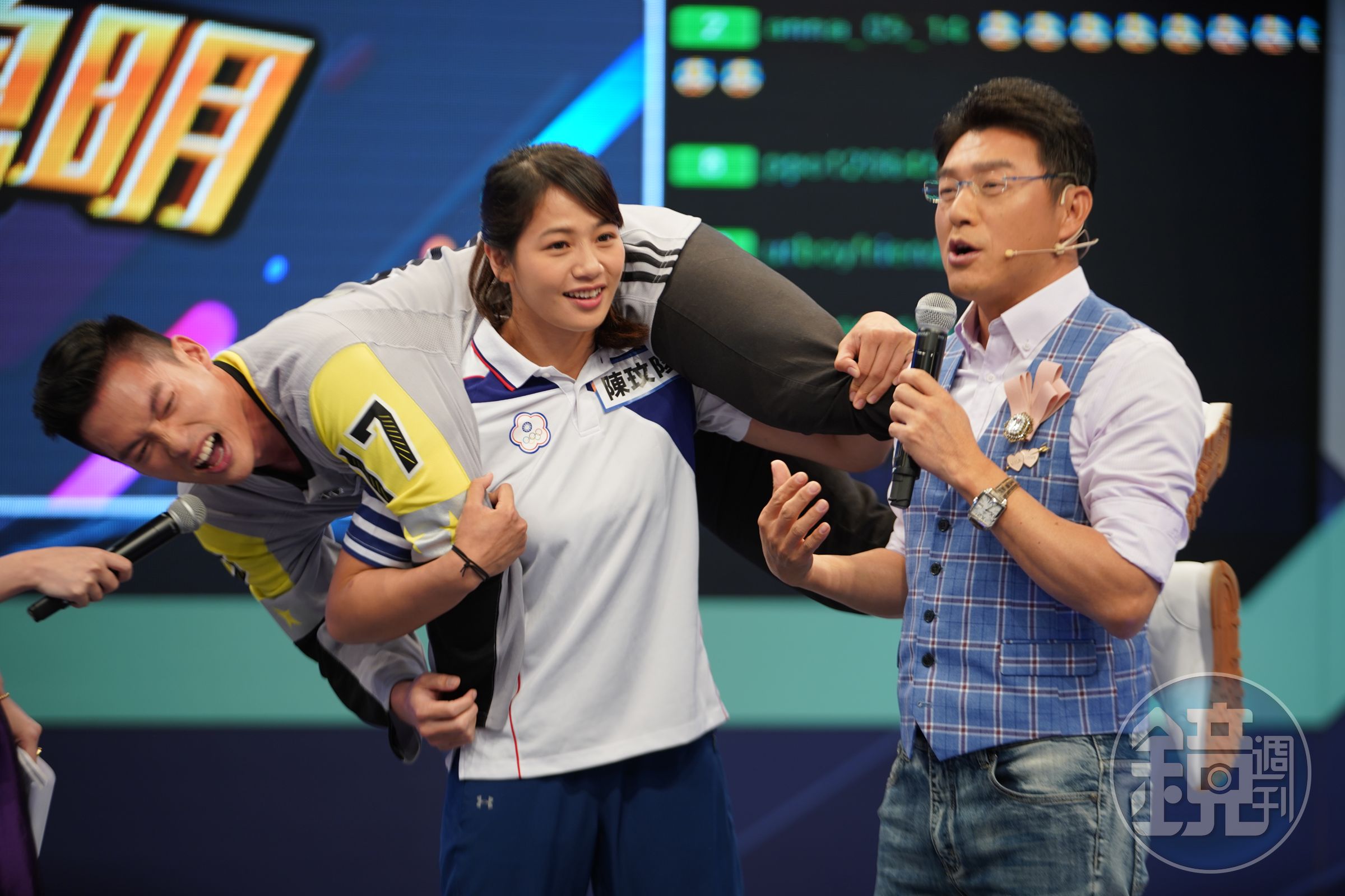 《17好聰明》中，角力甜心陳玟陵秒舉許孟哲，大家都看傻。（17Media提供）