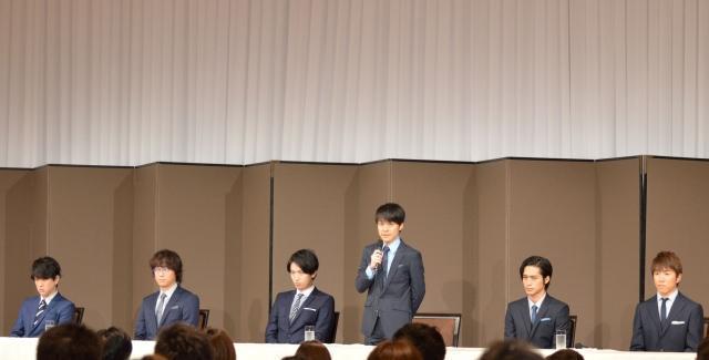 關8成員陪同澀谷昴出席記者會,其中安田章大因背部跌傷缺席。(翻攝自網路)