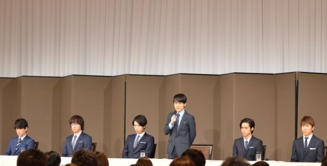 關8成員陪同澀谷昴出席記者會，其中安田章大因背部跌傷缺席。（翻攝自網路）