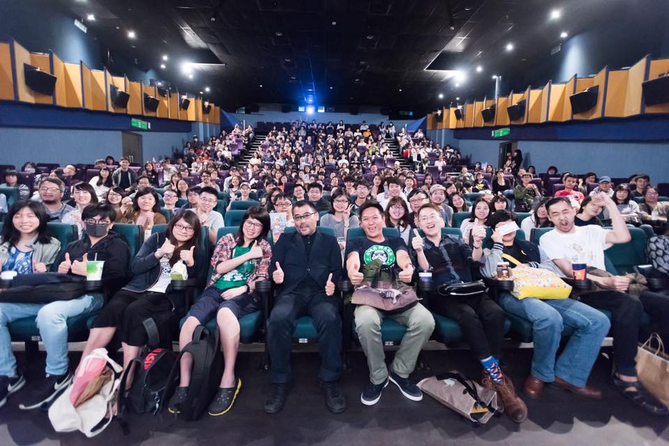 導演武正晴在金馬奇幻影展與影迷進行影後座談,並與大家一起合照。(翻攝自金馬影展FB)