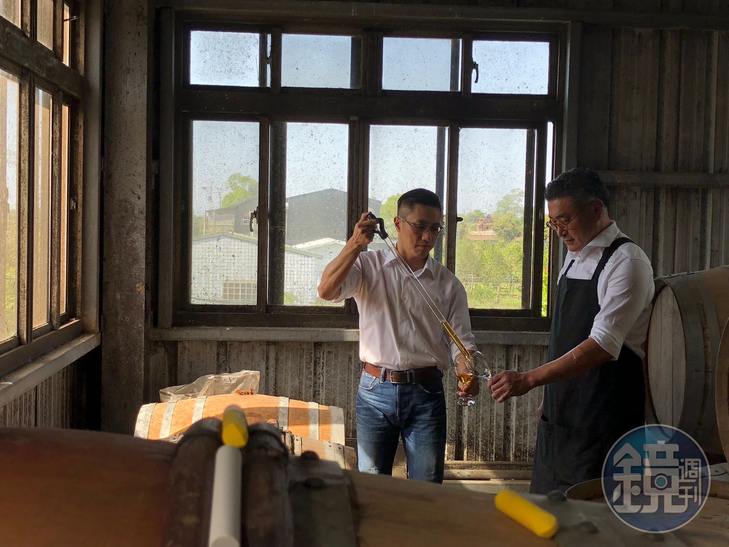 格蘭菲迪品牌大使詹昌憲（左）與高雄餐旅大學助理教授陳千浩一起研發台灣風味桶威士忌。