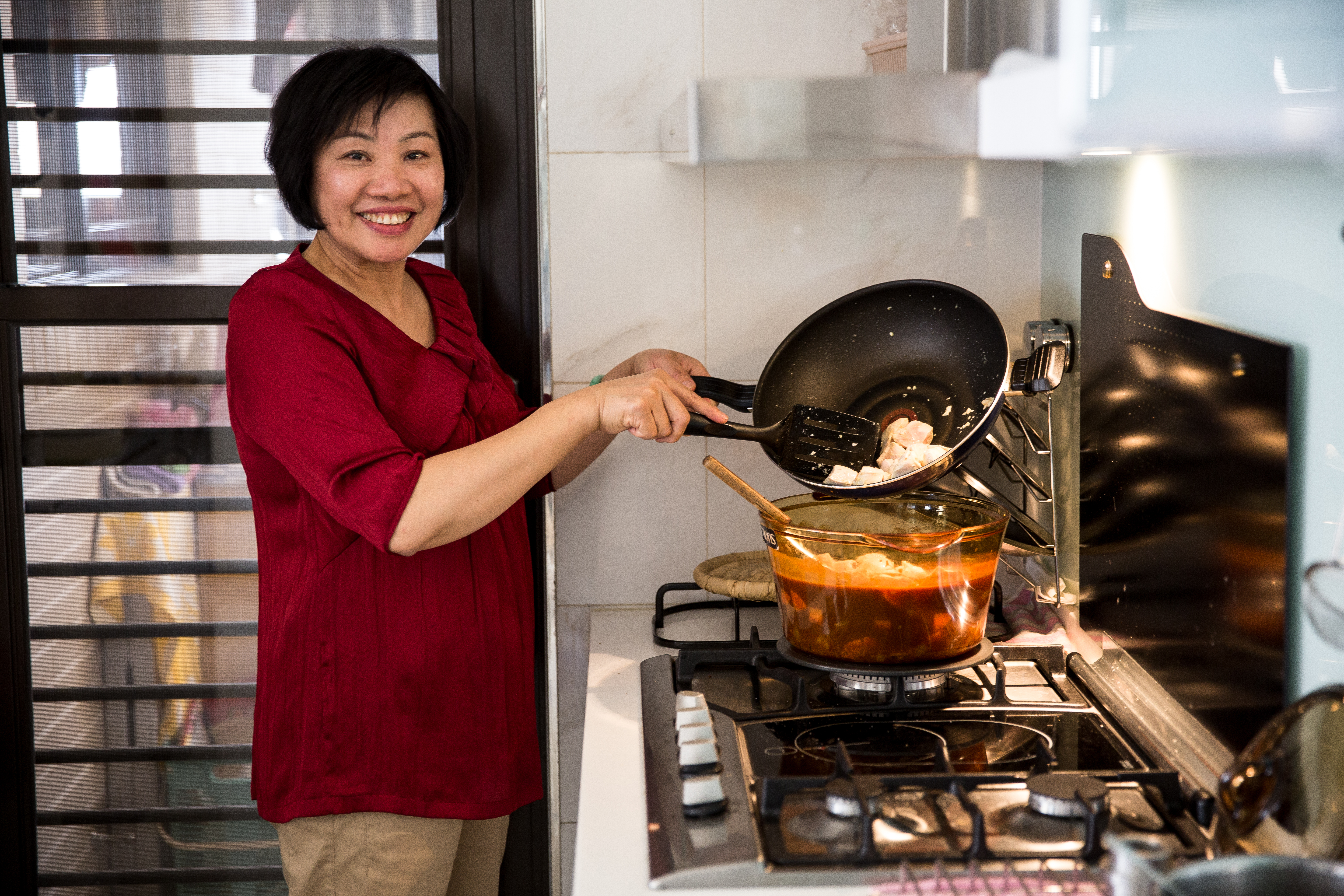 公勝保經總經理李雯蕙，白天是一級主管兼業務先鋒，要拓展市場；晚上變身妻子、媽媽，為家人煮飯、料理家務，擁有一身好廚藝。