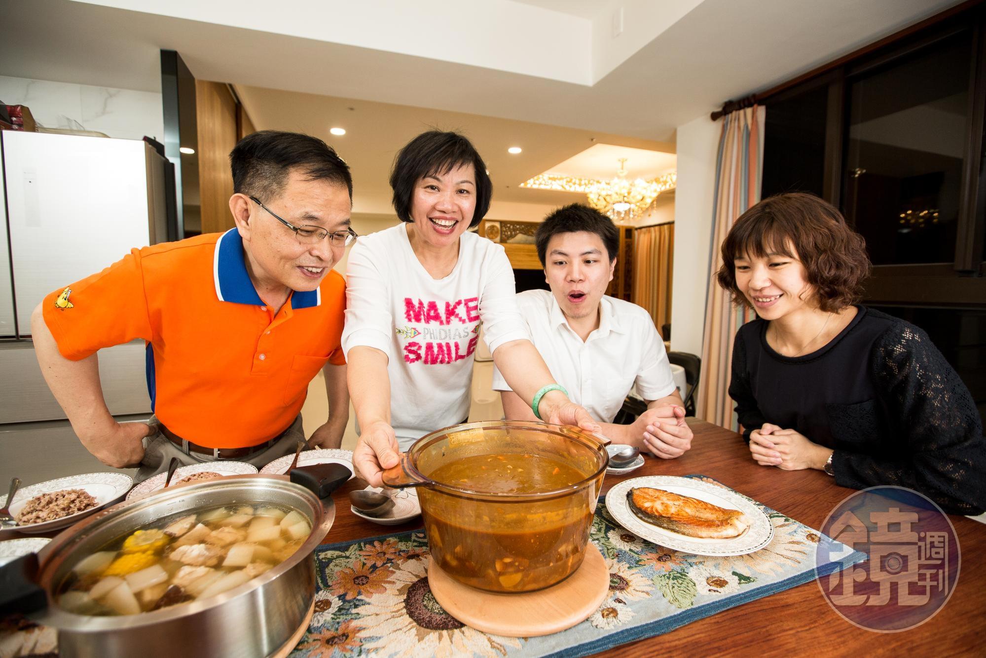 蔡文俊（左1）和妻子李雯蕙（左2）重視家庭觀念，現在夫妻倆和兩個兒子都住同一社區，晚餐多是由手藝好的李雯蕙料理，一家人感情好，圖為二兒子蔡聖國夫妻。