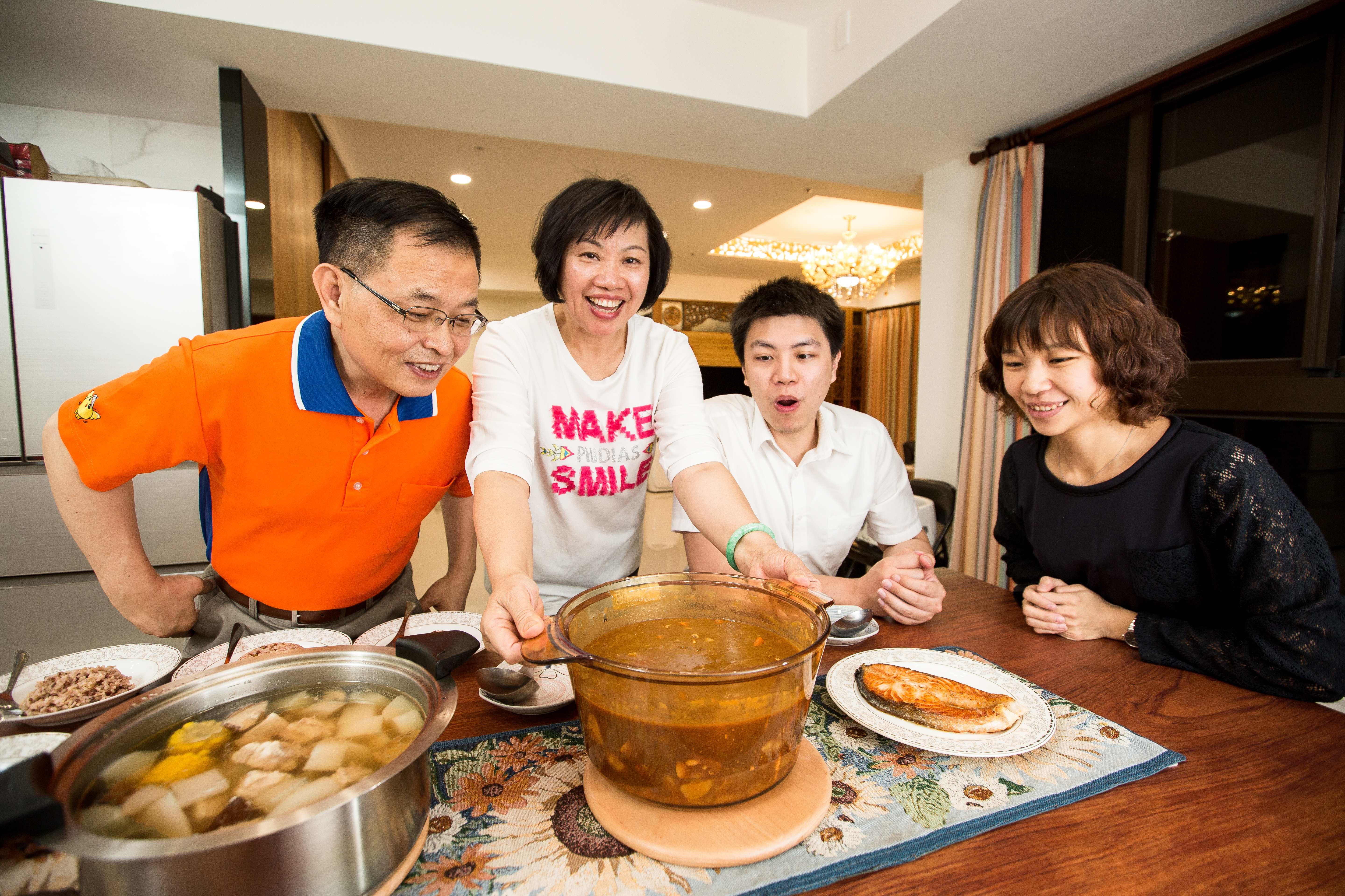 蔡文俊（左1）和妻子李雯蕙（左2）重視家庭觀念，現在夫妻倆和兩個兒子都住同一社區，晚餐多是由手藝好的李雯蕙料理，一家人感情好，圖為二兒子蔡聖國夫妻。