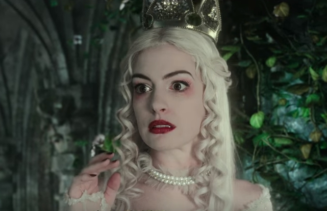 安海瑟威演出的《魔境夢遊》創下票房佳績還拍了續集，導演提姆波頓也是華特迪士尼創辦的美國加州藝術學院校友。（翻攝自預告片）