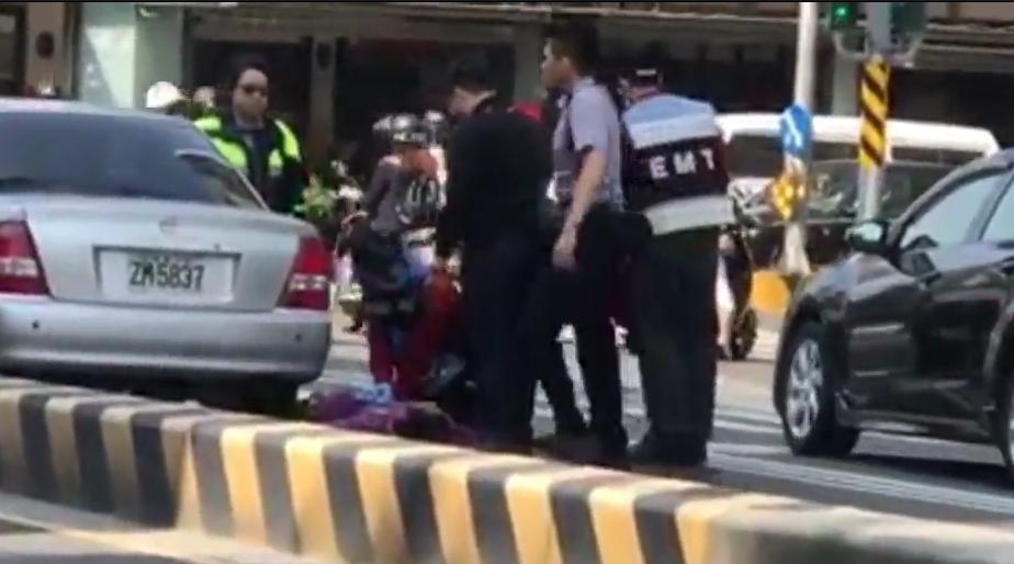 有竊盜通緝的翁嫌開車拒捕,還拖行員警,遭警方開6槍擊斃,警消在路邊進行CPR急救。(警方提供)