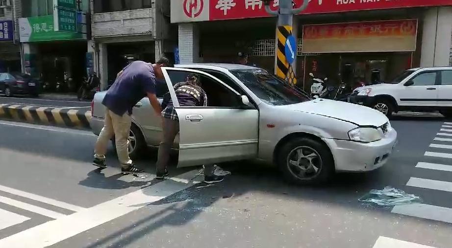 銀色轎車彈橫累累玻璃碎裂停在馬路上,鑑識小組正在採證。(警方提供)