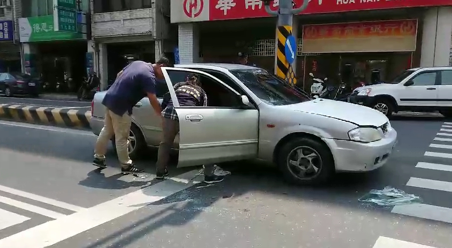 銀色轎車彈橫累累玻璃碎裂停在馬路上，鑑識小組正在採證。（警方提供）