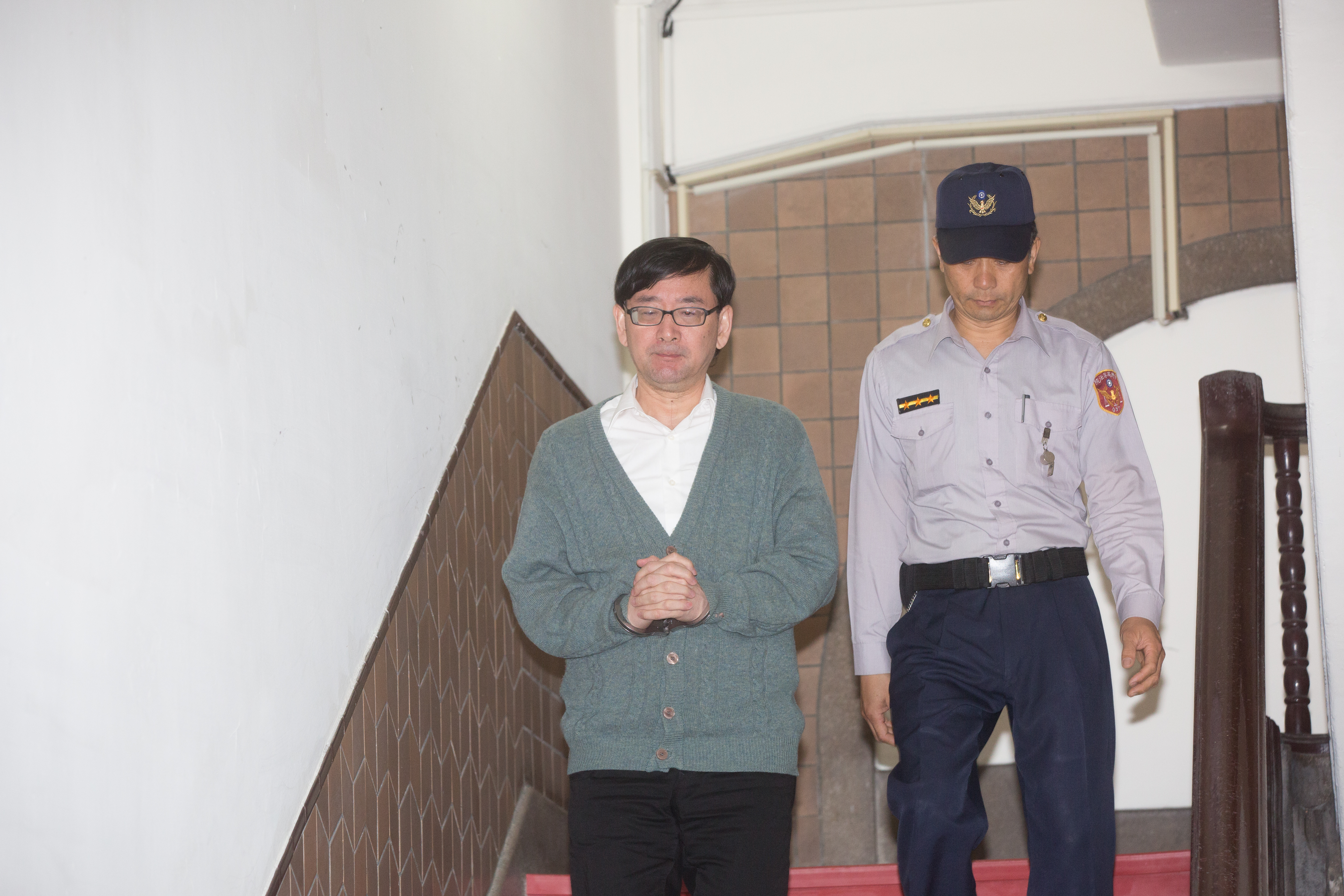 金融八法胡亂修法後，造成未來不法所得恐將回流犯罪行為人，樂歪罪犯，以涉嫌掏空幸福人壽的前董座鄧文聰為例，被懷疑是贓物數百億元土地就將無法沒入。