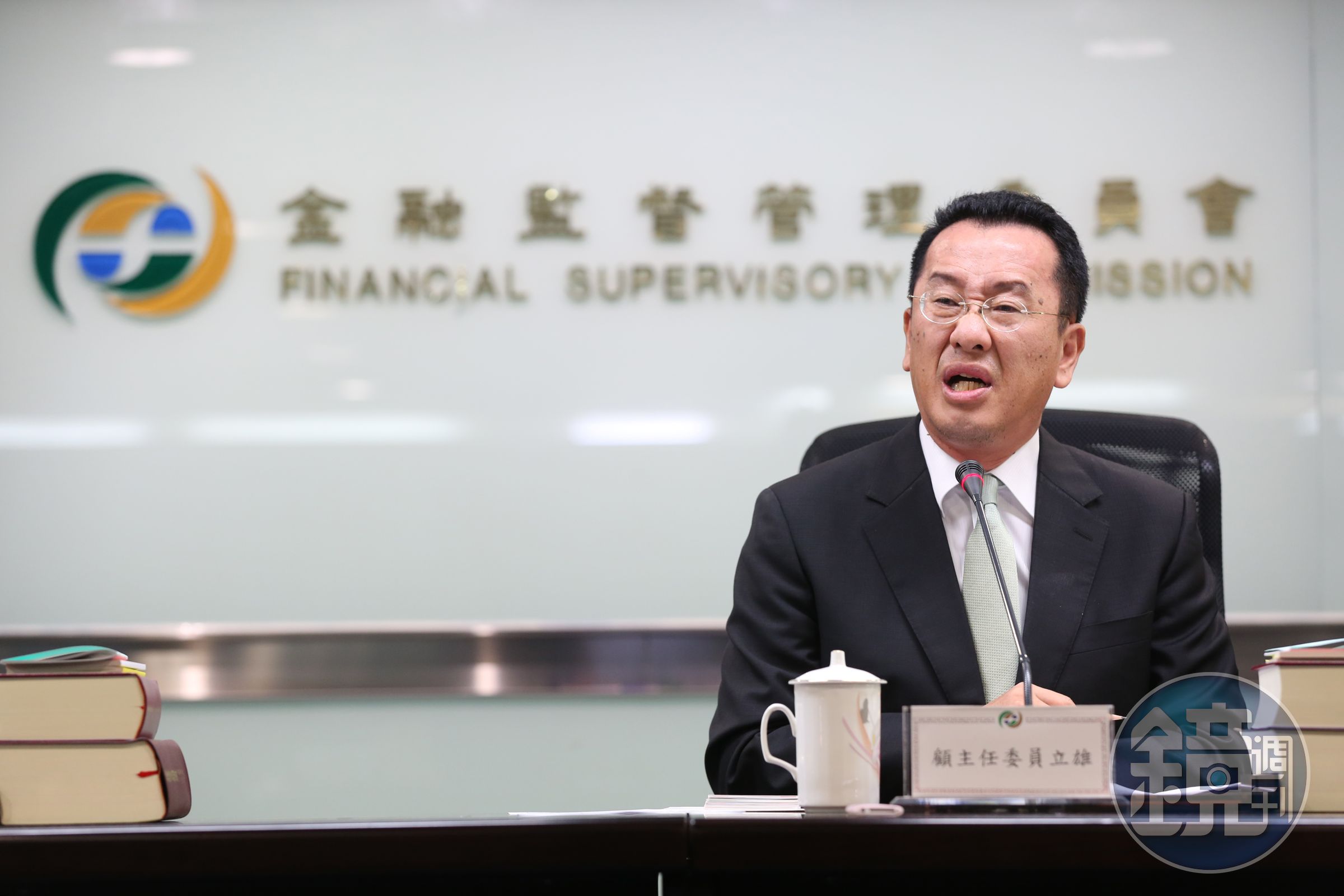 去年12月立院財政委員會討論金融八法時，金管會主委顧立雄上台報告時，明明是說要刪除金融八法的沒收規定，回歸刑法沒收新制，卻在會議主席郭正亮包裹通過法案後翻案了。