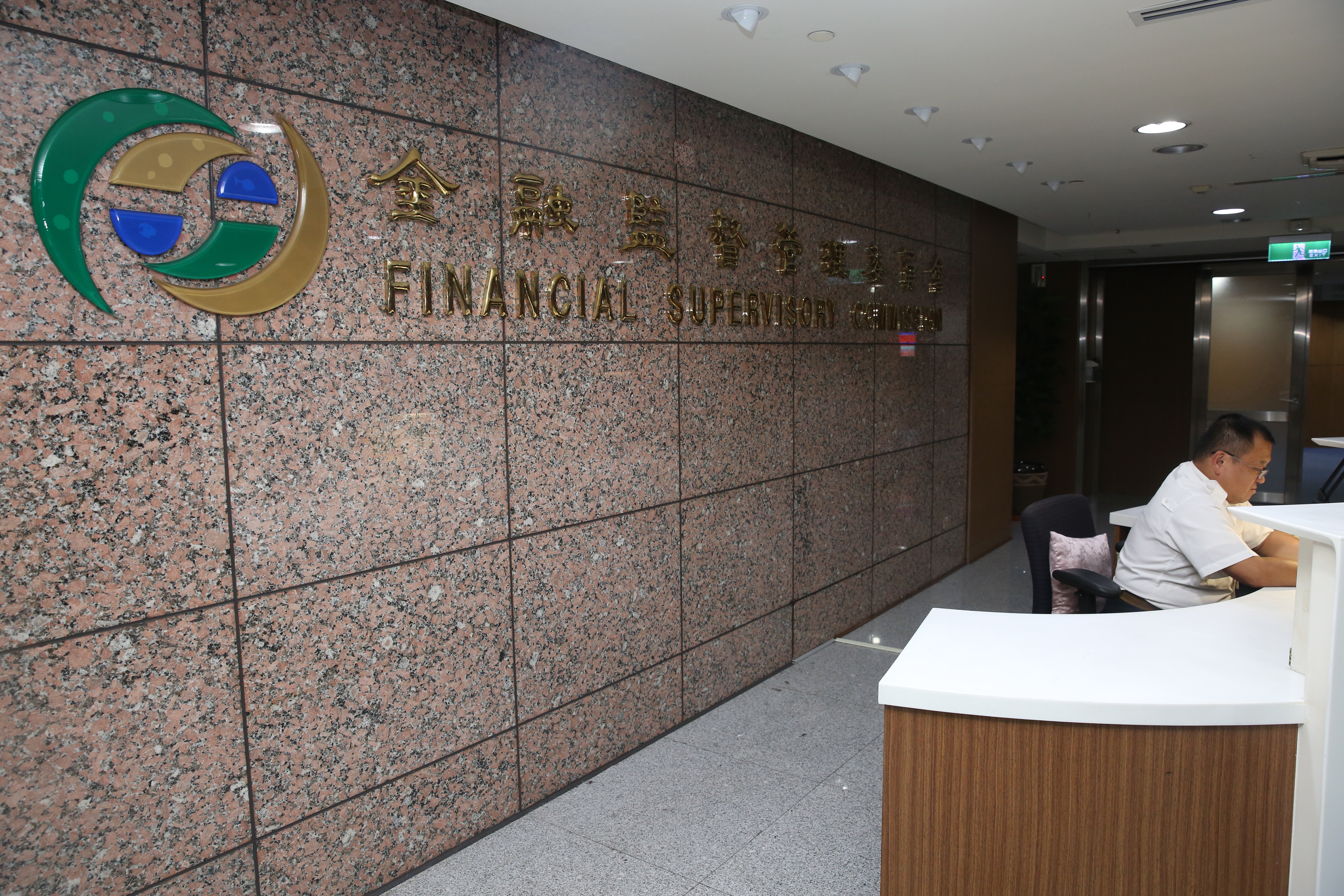 金融八法應金管會和立法院修正，卻讓犯罪所得可能無法查扣，司法院竟在一旁默不作聲，整個修法過程疑雲幢幢。