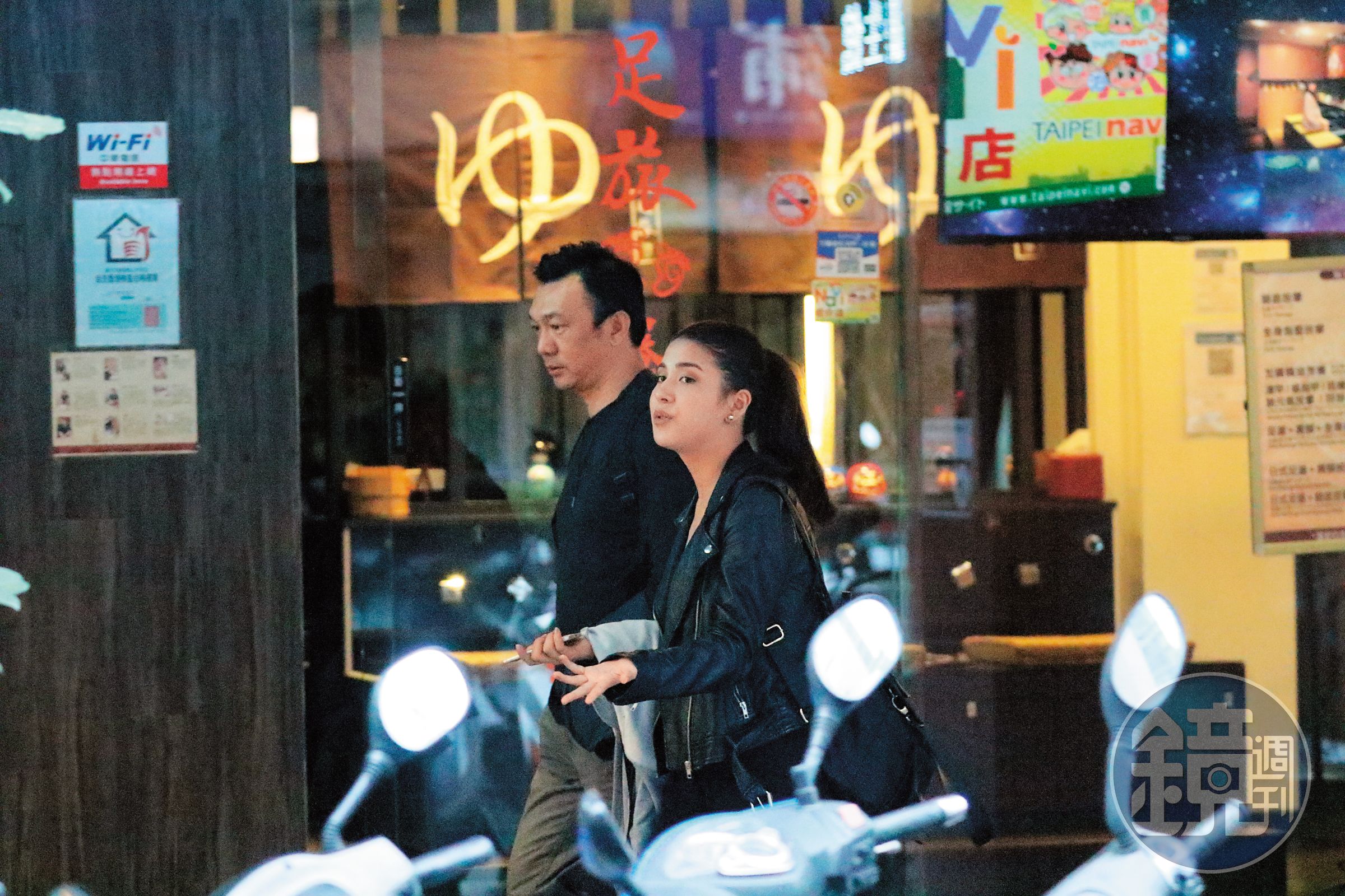 本刊直擊《大佛普拉斯》的活動後，雷婕熙跑去跟導演黃信堯續攤喝下午茶，感覺關係密切。