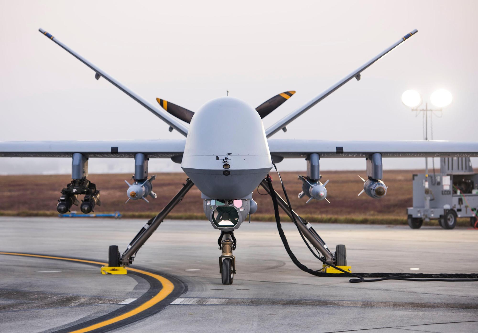 美軍MQ-9無人機在跑道上準備升空。（東方IC）