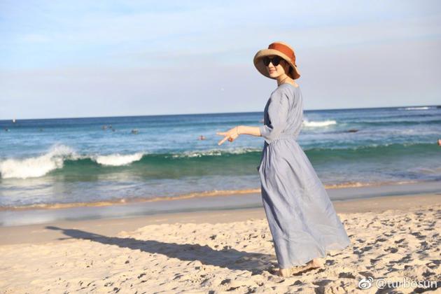 孫儷站在沙灘，手比V字，非常愜意。（翻攝自孫儷微博）