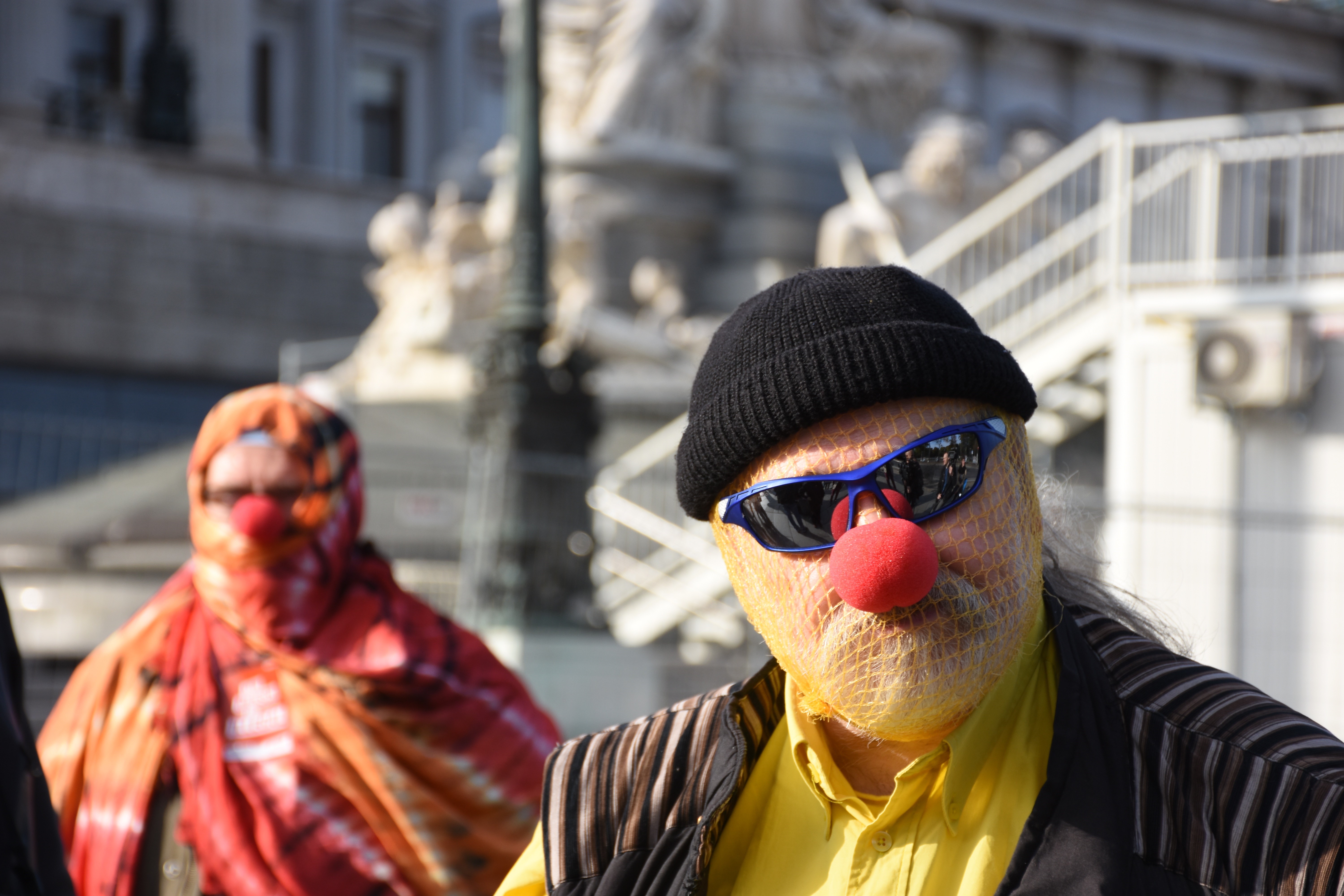 奧地利去年實施蒙面禁令後，有民眾刻意打扮成小丑上街抗議。（東方IC）