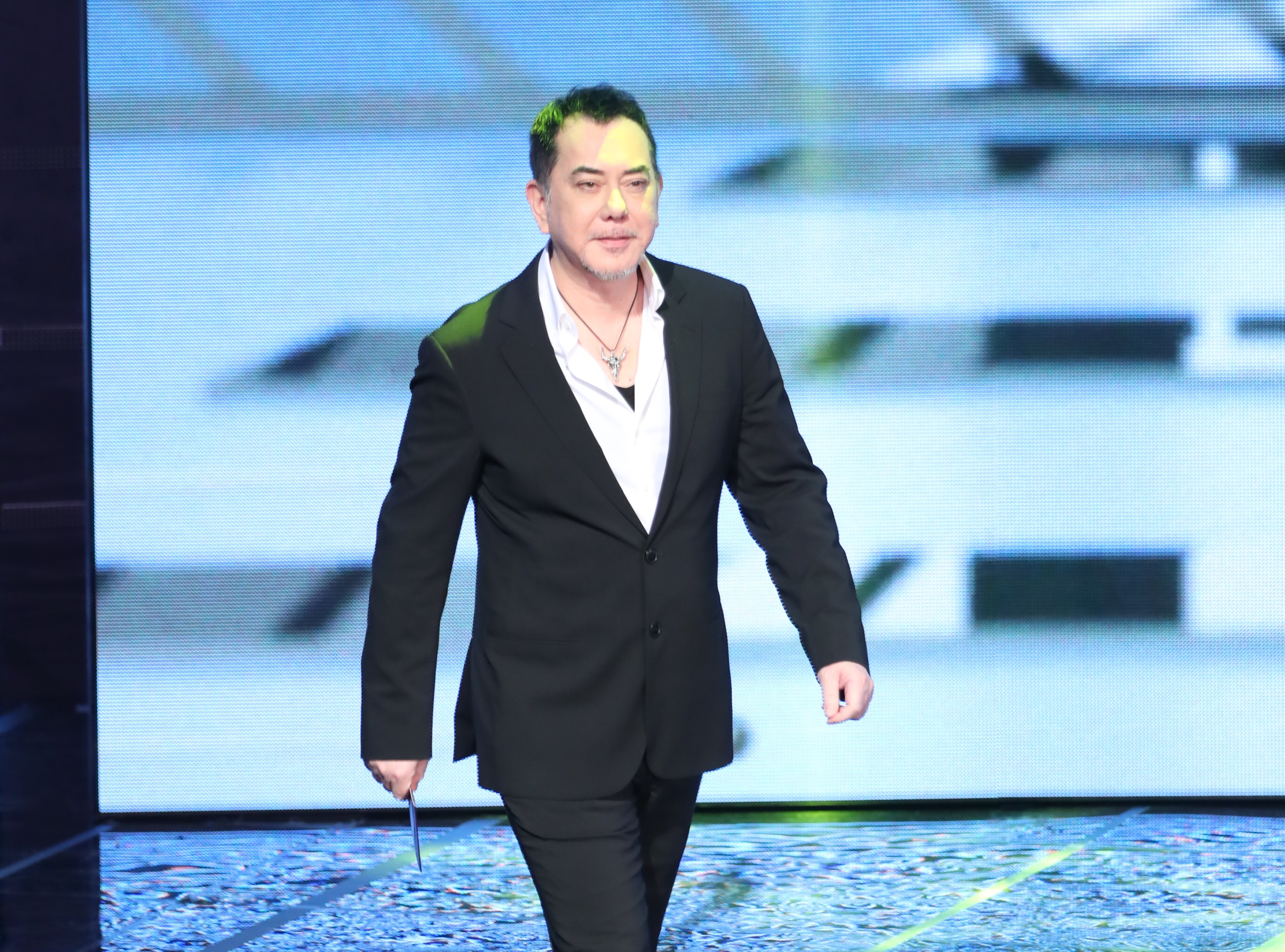 黃秋生受邀擔任香港電影金像獎頒獎人，台上一番暗自打臉成龍「沒有香港電影，只有中國電影」的話引起台港鄉民大讚。（東方IC）