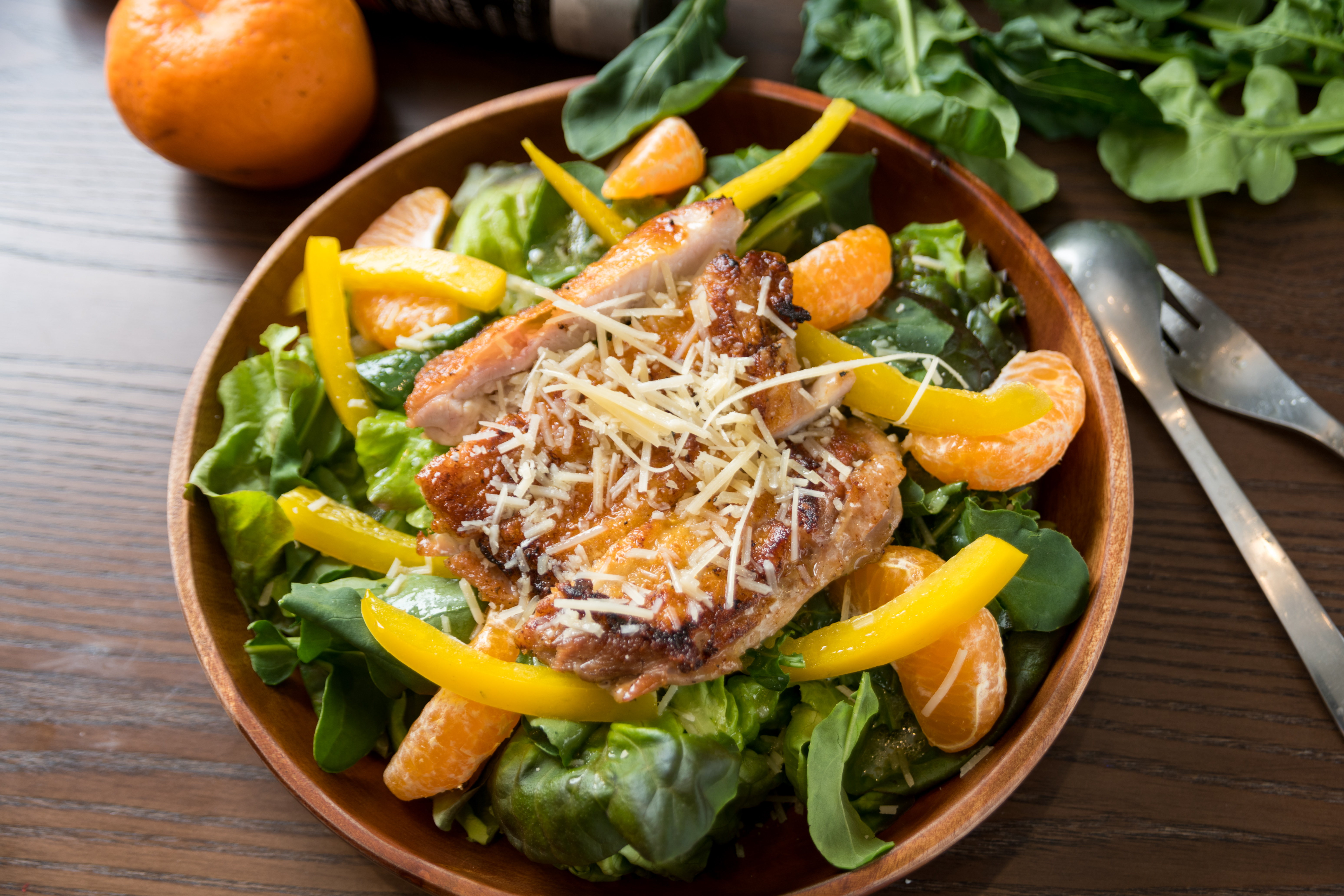 「芝麻葉柑橘雞腿排」菜葉微苦清爽，很適合已經熱起來的南部三月天。（280元／份）