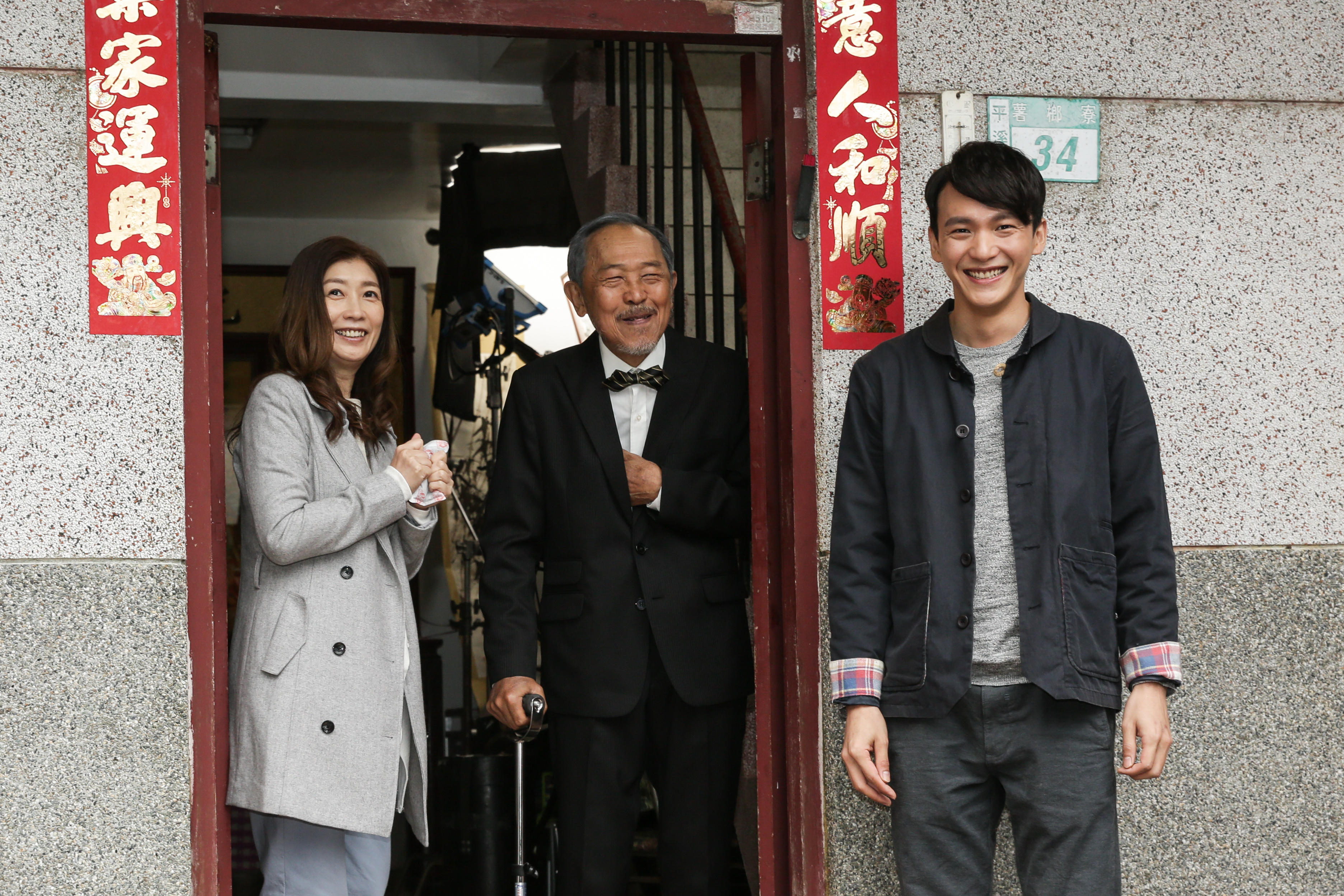 拍戲時，黃嘉千（左）要跟小戽斗（中）用流利的台語對話，但曹晏豪（右）卻不必。 