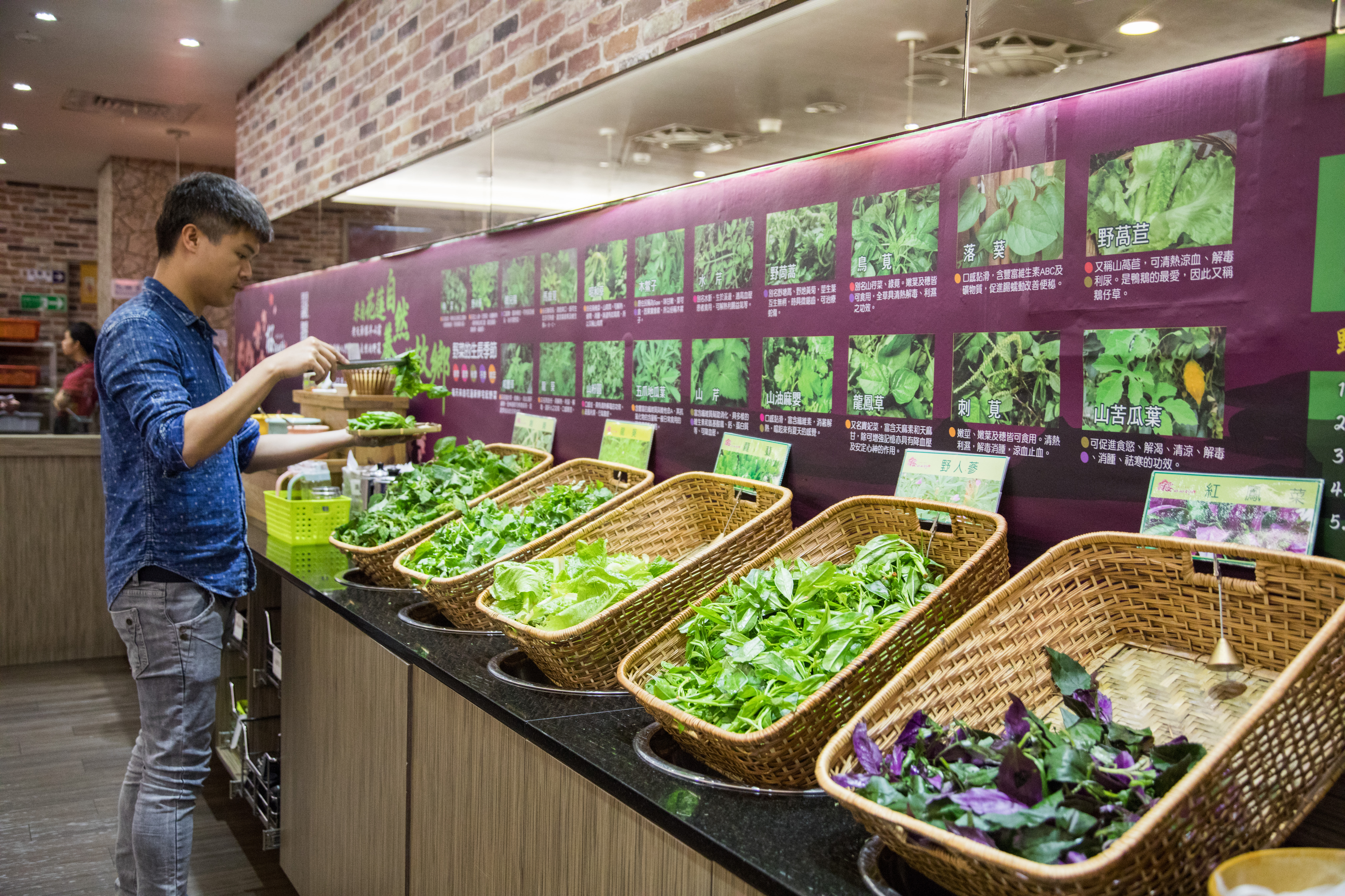 自助野菜區常態供應5種花蓮直送蔬菜，牆上還有圖鑑，讓人邊吃邊長知識。