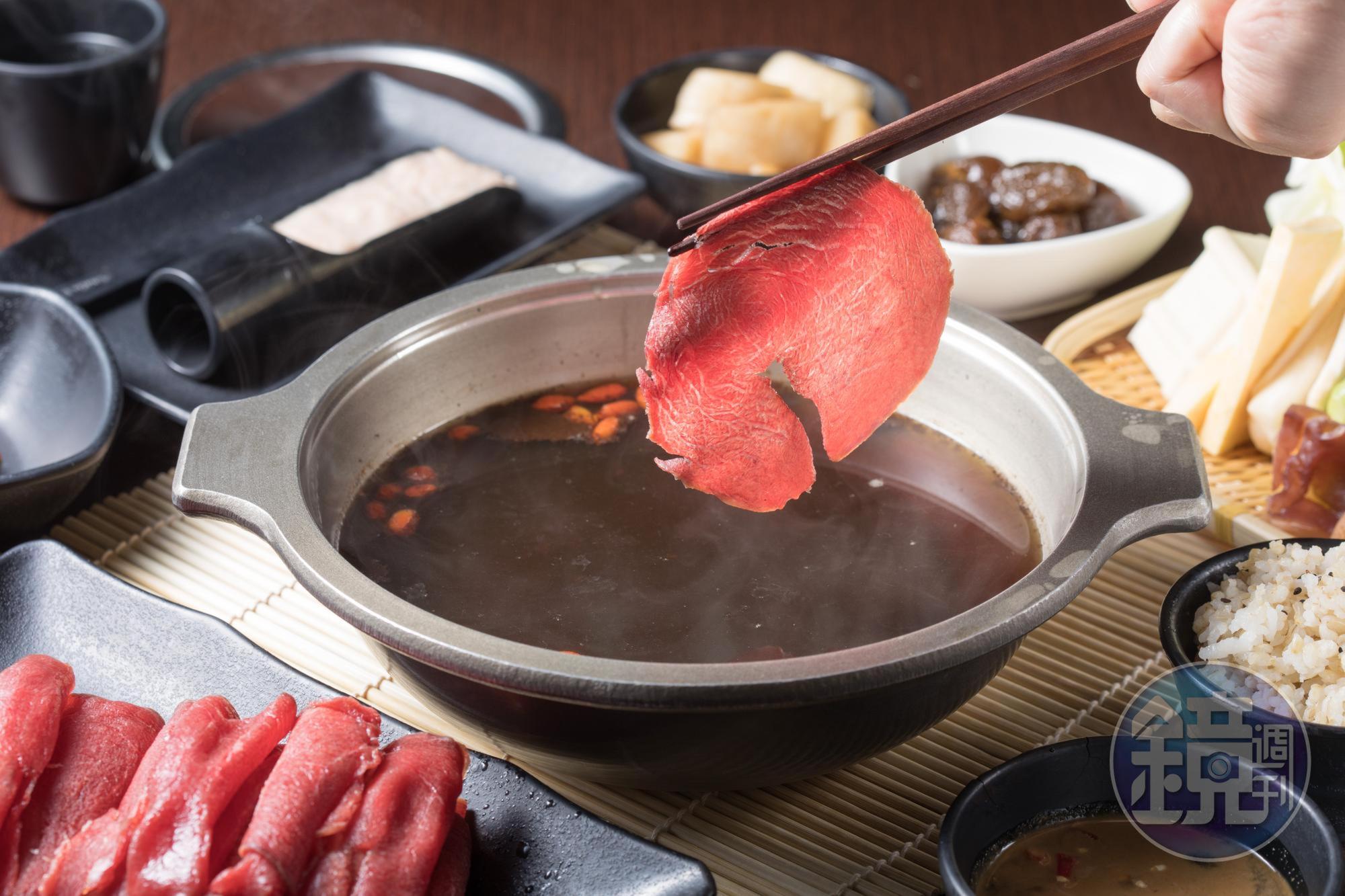 「黑蒜元氣養生鍋」搭配「鴕鳥肉」，只留蒜香而無異味。（490元／人）
